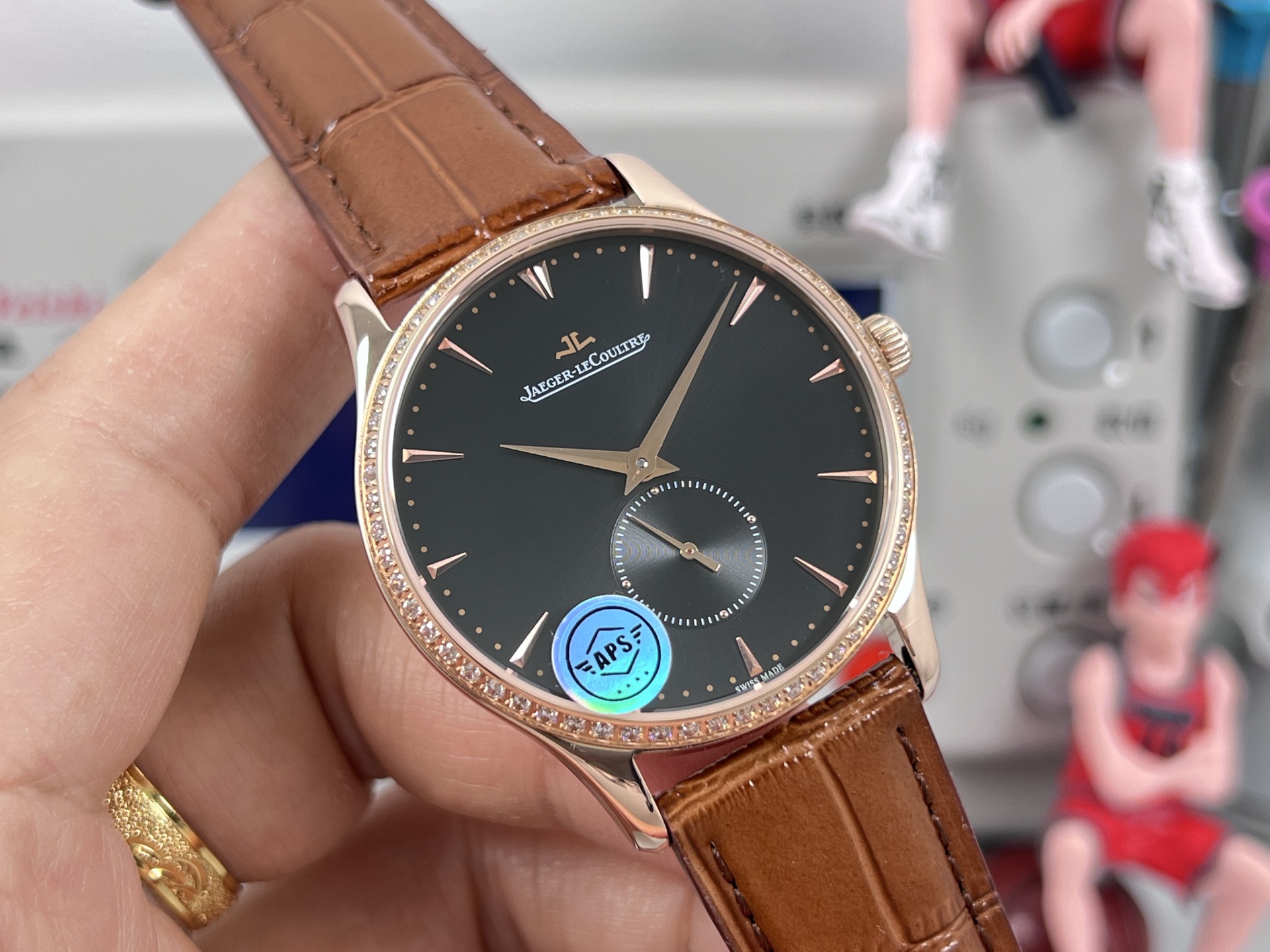 NO:882106,White case, gold case APS new product debut Jaeger-LeCoultre Master Series 1218420, a harmonious movement of tradition and modernity. Master Ultra Thin Master Series Small Seconds Watch is made of stainless steel (diameter 39 mm), equipped with 896 movement. This self-winding mechanical movement accurately indicates hours, minutes, and small seconds. 1 The two and a half hands of the new Master series adopt the original 896 movement and are newly molded one to one.  2. The simple and exquisite dial uses a three-dimensional logo. The dial enamel is exquisite and delicate, with the iconic radial pattern. 3. The hands use the same yin and yang needles as the original ones, half brushed and half polished. The strap is made of imported calfskin. The one-touch quick-release strap buckle is more convenient.,jaeger-lecoultre,cowhide19860909白壳,金壳 APS新品首发 积家大师系列1218420,传统与现代的和谐乐章.Master Ultra Thin 超薄大师系列小秒针腕表精钢款搭（直径 39 毫米）,内载896机芯.此自动上链机械机芯精准指示时、分、小秒. 1全新大师系列两针半采用原装一致的896机新一比一开模 2简约精致的表盘采用立体式logo,表盘搪瓷精致而细腻,带有标志性的放射纹 3指针与原装一致采用阴阳针,一半拉丝一半抛光,表带采用进口小牛皮,一键式快拆表带表扣更加便捷,,jaeger-lecoultre,cowhide,Watch