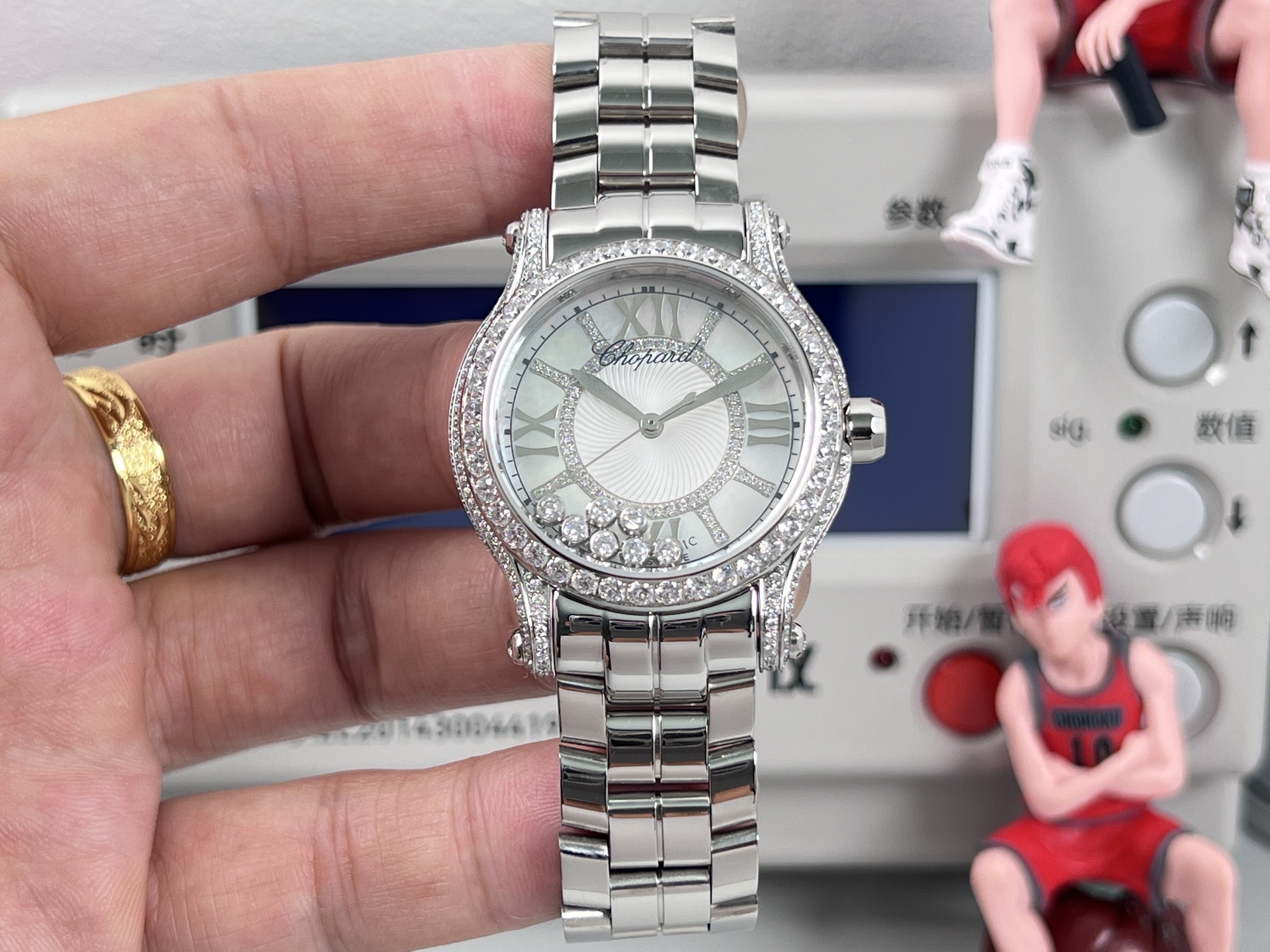 NO:859088,White steel, rose steel, full diamond surface. Chopard Happy Sport series full diamond limited edition debuts on the whole network. 'Gold and diamonds' means progress and profit. 1. The case is made of 316L fine steel. Both sides of the case are inlaid with round brilliant-cut diamonds. Each one is sparkling and the color is white and translucent!  2 The dial is equipped with 7 happy diamonds and uses Swarovski crystals, each one is full of sparkle!  The base of each bead is carefully carved to achieve the consistent rotational movement effect of genuine diamond beads. 3. Equipped with a unique carved texture mother-of-pearl lettering, the halo radiated is the same as the original one!  4. The movement is equipped with 2892 mechanical automatic movement, which has accurate travel time!  5. Paired with American crocodile leather strap, case diameter 36 mm. It is a masterpiece. Time always surprises you. You definitely deserve it!  Welcome for your tasting!  ,,swarovski,chopard,crocodile skin19860909白钢,玫钢,满钻面 全网首发萧邦Happy Sport系列满钻限量款,“有金有钻”寓意有进有赚 1壳套采用316L精钢制成,表壳两侧均镶嵌圆形明亮式切割钻石,颗颗火彩熠熠,色泽白净透亮！ 2表盘搭配7颗快乐钻,采用施华洛世奇水晶,颗颗饱满闪烁！每一个颗的底座都是精雕细琢,以求实现正品钻珠那一致的旋转运动的效果 3搭载与众不同的雕刻纹理珍珠贝母字面,放射出来的光晕与正品无二！ 4机芯方面搭载2892机械自动机芯机,走时精准！ 5搭配美洲鳄鱼皮表带,表壳直径36毫米 精品之作 时间总让人惊喜不断 您绝对值得拥有！欢迎您的品鉴！,,swarovski,chopard,crocodile skin,Watch