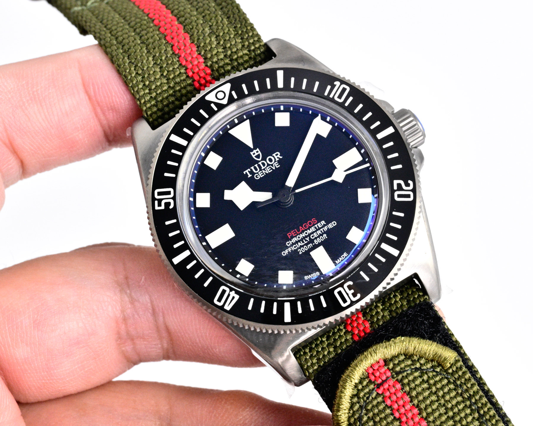 NO:821810,Flat price TUDOR Leading Submersible FXD - ③ 'Disruption·Innovation' The first one to use ultra-high-cost racing sailboat materials. It has the characteristics of super wear resistance and super high temperature resistance and is often used in high-end fighter jets! It is the first time it is used for Tudor; it is also Rolex's pioneering attempt to create materials for the next watch, which is in line with the innate spirit of daring to be the first! The case diameter of the leading submersible FXD model M25707 is 42 mm, which is consistent with the official! The thickness of the case is 12.5mm, which is thinner than the official one! The highest performance x1 grade Swiss Super-LumiNova luminous coating is used on the bezel ceramic material. The watch hands use a separate molded pattern needle instead of a low-cost etched needle. The needle is repeatedly oil-printed and then filled with Swiss X1 grade Super-LumiNova luminous material; synchronized with the lettering, which is snow white with a hint of light green. The literal matte dial is equipped with an integrated luminous ceramic composite three-dimensional hour mark; equipped with the highest performance x1 grade Swiss Super-LumiNova luminous coating.19860909统一价 帝舵TUDOR 领潜型FXD －③『颠覆·创新』 首枚使用造价超高的竞赛帆船材料,它具有 超耐磨 超耐高温特点而多用于高尖端战斗机！ 它第一次用于帝舵；也是Rolex为下一只腕表材料的诞生做了一次前锋的尝试,正应了天生敢为先的精神！ 领潜型FXD型号M25707 表壳直径42 mm,与官方一致！ 表壳厚度12.5mm,比官方更薄！ 圈口陶瓷材料上使用最高性能x1级瑞士Super-LumiNova夜光涂层. 表针重本使用單独模具的批花针而非低成本腐蚀针,针重复油性印刷后填瑞士X1级别Super-LumiNova夜光材料；同步于字面雪白又有丝丝微淡浅绿. 字面哑光表盘,搭配一体成型夜光陶瓷复合材质立体钟点标记；配以最高性能x1级瑞士Super-LumiNova夜光涂层,,Watch