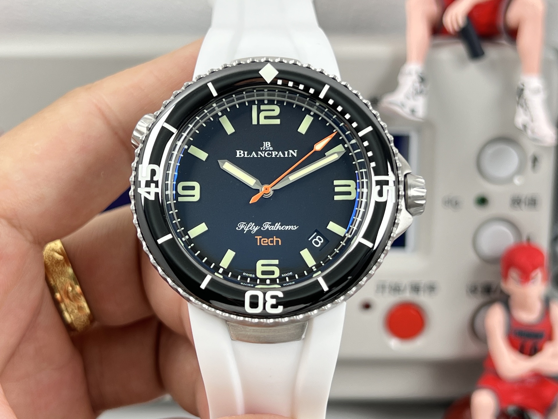 NO:821583,Produced by TW One watch with three functions: (two pairs of straps are given) TW Factory Blancpain Fifty Fathoms Series NS2 Model 5029 12B30 94A Movement type Automatic winding Movement model 1315A Vibration frequency 28800 oscillations per hour Table diameter 45 mm Dial color Black Dial shape Round Strap color Black (orange and white rubber strap) Buckle type Pin buckle Table bottom  Transparent back Waterproof performance Meters Time scale type Stick time scale, Arabic numerals The best luxury gift recommendation, please look for TW’s exclusive quality,19860909TW 出品 一表三用:（赠送两副表带） TW Factory 宝珀五十噚系列NS2 型号 5029 12B30 94A 机芯类型 自动上链 机芯型号 1315A 振频 28800每小时振荡次数 表径 45毫米 表盘颜色 黑色 表盘形状 圆形 表带颜色 黑色(橙色和白色橡胶表带) 表扣类型 针扣 表底 背透 防水性能 米 时标类型 棒状时标,阿拉伯数字 送礼最佳奢华推荐请认准TW独家品质,,Watch