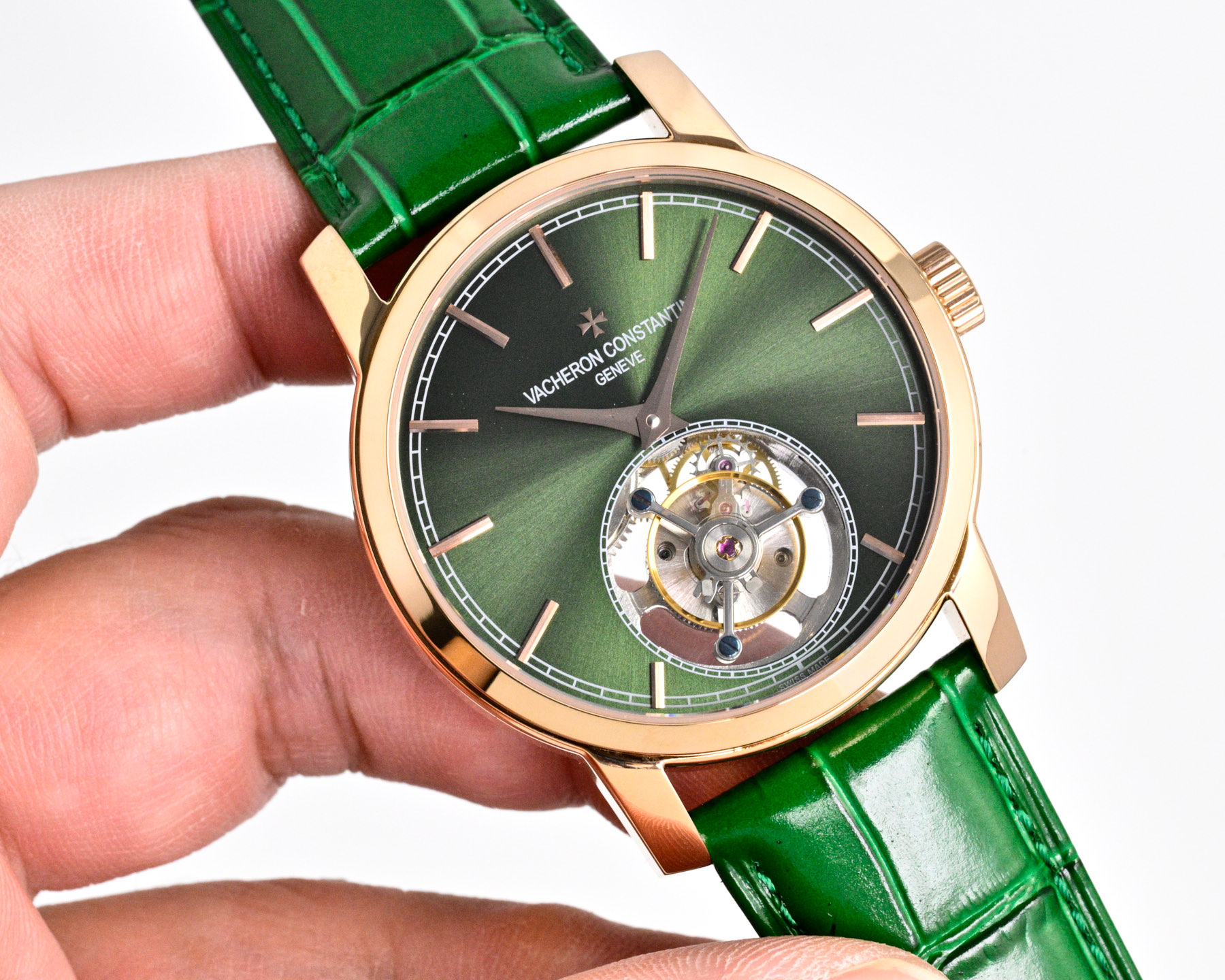 NO:820561,Taiwan factory/2026/new model launched  Vacheron Constantin's new Traditionnelle Tourbillon watch has a new look on its classic design, showing a harmonious blend of watchmaking tradition and modern aesthetics. The charming dark green sunburst dial or sandblasted white dial or engraved pattern, with white gold baton hour markers and sword-shaped hands, highlight the contrasting beauty. No matter which dial it is, it embodies the beauty of contrast.  The exquisite watchmaking skills and extremely delicate design style passed down from generation to generation by the attic craftsmen perfectly interpret 'elegance, simplicity, and creativity' and all demonstrate Vacheron Constantin's profound foundation as one of the world's top watches. The six-point tourbillon rotates evenly with a gentle and stable rhythm, allowing people to calmly appreciate the graceful mechanical dance of the tourbillon!  Manual winding coaxial tourbillon, size 42mm/11.9mm, swing 28800!  ,,vacheron19860909台湾厂/2026年/新款推出 江诗丹顿全新Traditionnelle传袭系列陀飞轮腕表,经典设计焕然一新,展现出制表传统与现代美学的和谐相融,迷人的深绿色旭日纹表盘或喷砂白盘或雕花纹,搭配白金材质的棒状时标和剑形指针突显出对比美感,无论哪种盘面都蕴涵了阁楼工匠们世代相传的精湛制表技艺以及极致细腻的设计风格,完美的诠释了“优雅、简约、创意”无一不在展示着江诗丹顿作为世界顶级腕表之一的深厚功底.六点位的陀飞轮°均匀旋转,平缓而稳定的节奏,令人得以从容欣赏陀飞轮曼妙的机械之舞！手动上链同轴陀飞轮,尺寸42mm/11.9mm,摆幅28800！,,vacheron,Watch