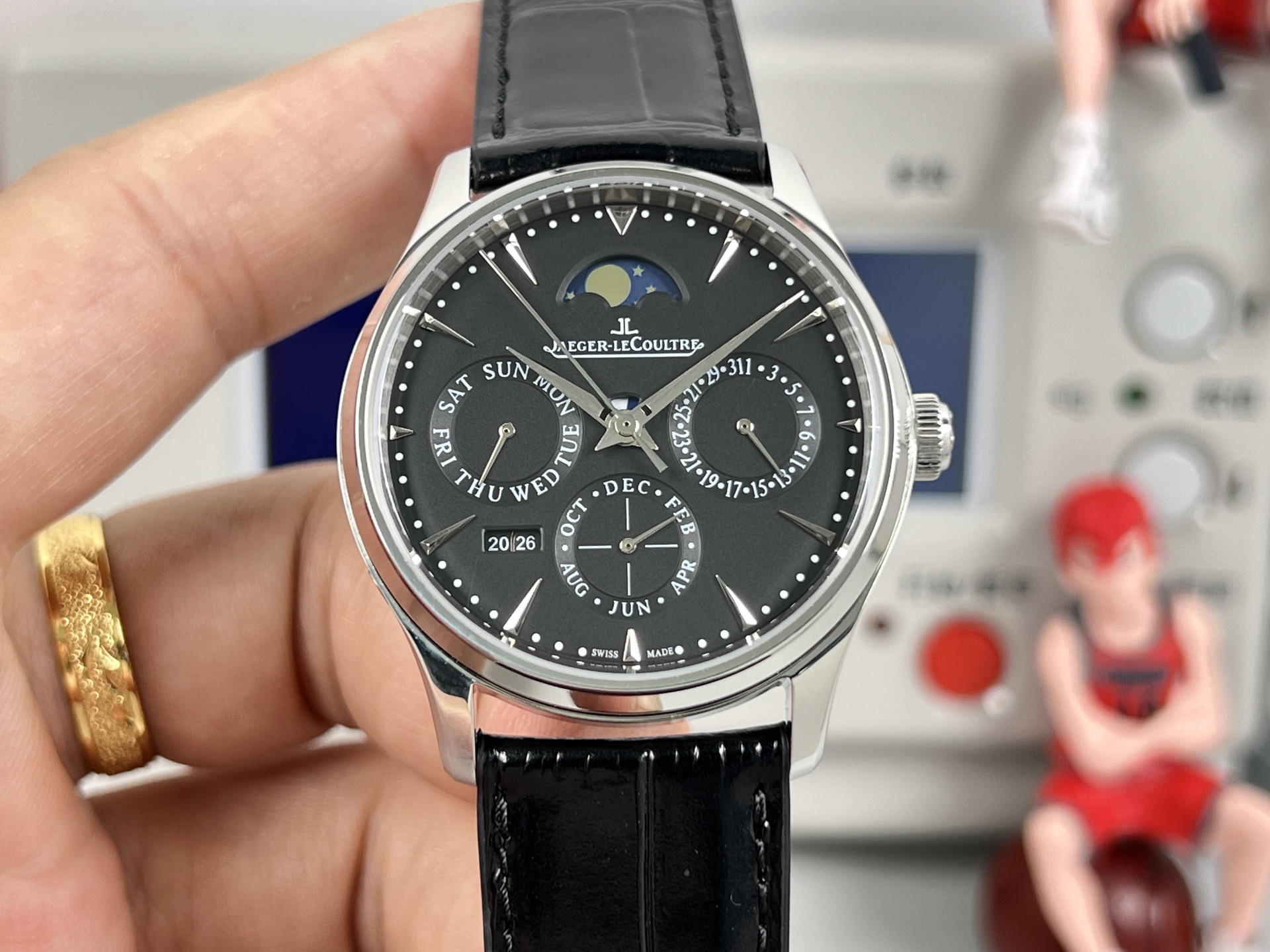 NO:821858,White case 1600, gold case 1650, diamond 50. Another historical moment in the replica industry, the 'perpetual calendar', one of the three complex functions of luxury watches, was successfully developed!  V9 Jaeger-LeCoultre Master Perpetual Calendar Automatic Mechanical Watch (official model white face 130842J, black face 1308470, gold face 1302520, gray face 130354J), Stephen.  The same watch as Stephen Strange. The V9 factory has realized all the functions of the original 868 movement without changing the original 39mm diameter. The functions are as follows: 1. Perpetual calendar - the perpetual calendar year at 8 o'clock operates normally (2017-, you can return it to the factory for free to replace the year module). It can be adjusted through the hidden button on the case like the original one, and is better than the original reversible adjustment (the original year is irreversible, and you will need to repair it at your own expense after adjusting it);  2. Sun, moon and stars (annual calendar) - the date (3 o'clock), month (6 o'clock), and day of the week (9 o'clock) are all operating normally and can be adjusted manually (the date can be adjusted in both directions by pulling out the second gear, the month can be adjusted by the hidden button at 8 o'clock, and the day of the week can be driven by adjusting the pointer);  3. Warning window - a fan-shaped window located above the needle axis in the center of the dial. When it is displayed in white, the year can be manually adjusted. When it is displayed in blue, it is a restricted time period. It is best not to adjust the year in this area to avoid damaging the life of the movement. The same is true for the original version; 4. Moon phase disk - the moon phase window at 12 o'clock runs for 24 hours a week; 5. Hours, minutes and seconds - the same operation and adjustment as a conventional watch. Reason for purchase  1. Complete functions including perpetual calendar, annual calendar and all other functions, high grade, high playability, strong ornamental value, movement is in short supply; 2. The lettering is very similar to the lettering, thanks to the benefits of the original molding, the dial, font distribution and dial color of the product are close to the original lettering, it is difficult to distinguish without looking at the movement; 3. The size is practical and the diameter of 39mm can be used for business or leisure, and is versatile with formal and casual wear;  4. Dauphine pointer. Dauphine sword-shaped pointer is the iconic pointer of the Jaeger-LeCoultre brand (half sandblasted and half polished), not an ordinary pointer produced by a small factory;  5. The public price is not high. The original ones on sale are basically steel models, with discounts of about W (second-hand models are about 8W). Currently, they are the most cost-effective among the complex function models of first-line brands. Most people can control them. (Warm reminder that full calendar/annual calendar is not equal to perpetual calendar. Full calendar/annual calendar only displays 'sun, star and month', while perpetual calendar can directly display the year). BUG  1. The original thickness is 9.2mm, and the V9 is 11.5mm, which is slightly thicker than the original. It is not easy to detect with the naked eye and does not affect the hand-to-hand effect; 2. There are differences in the movement structure, which are caused by the difference in basic movements. There are advantages and disadvantages. The similarity of the movements is not high, and the advantage is that it is better than the original year adjustment (V9 can be adjusted cyclically, the original is irreversible);  3. The original moon phase movement is 30 days a week, V9 is 24 hours, the additional functions do not affect the appearance and use, jaeger-lecoultre19860909白壳1600,金壳1650,钻50 复刻界的又一历史时刻,名表三大复杂功能之一的“万年历”研发成功！V9积家大师万年历自动机械表（官方型号白面130842J,黑面1308470,金面1302520,灰面130354J）,影片《奇异博士》中史蒂芬．史传奇（Stephen Strange）同款腕表.V9工厂在不改变原装39mm直径的情况下实现了原装868机芯所有的功能. 功能如下 1、万年历——8点位置万年历年份正常运行（2017-,可免费返厂更换年份模块）,和原装一样可通过表壳隐藏按钮调整,且优于原装可逆调（原装的年份是不可逆的,调过了就要自费维修）； 2、日月星（年历）——日期（3点位）、月份（6点位）、星期（9点位）均正常传动运行,且可以手动调整（日期通过拔出第二档双向调整、月份通过8点位隐藏按钮调整、星期可通过调整指针带动）； 3、警示窗——位于表盘中央的针轴上方的一个扇形窗口,显示为白色时可手动调整年份,显示为蓝色时为禁区时间段,这个区域最好不要调年份,以免破坏机芯的寿命,原装也是如此； 4、月相盘——12点位置月相窗24小时运行一周； 5、时分秒——同常规手表运行和调整. 购买理由 1、功能齐全含万年历、年历等所有功能齐全,档次高、可玩性高、观赏性极强,机芯紧缺不可多得； 2、字面极像字面就是脸面,得益于原装开模的好处,产品98接近原装字面的字盘、字体分布和表盘成色,不看机芯是很难分辨的； 3、尺寸实用39mm的直径可以商务亦可休闲,正装休闲装都百搭； 4、太妃指针太妃剑型指针是积家品牌的标志指针（一半喷砂一半抛光）,非小厂货的普通指针； 5、公价不高原装在售基本是钢款,折后W左右（二手8W左右）,目前一线品牌复杂功能款中性价比最高的一款,没有之一,多数人可驾驭.（温馨提示全历/年历不等于万年历,全历/年历只有“日星月”显示,而万年历可以直接显示年份）. BUG 1、厚度原装为9.2mm,V9出品为11.5mm,比原装略厚一点,肉眼不易察觉,不影响上手效果； 2、机芯结构机芯结构有差距,基础机芯的不同所致,有利有弊弊在机芯相似度不高,利在优于原装的年份调整（V9可循环调整,原装不可逆）； 3、月相原装月相运动一周是30天,V9是24小时,附加功能不影响外观和使用,,jaeger-lecoultre,Watch