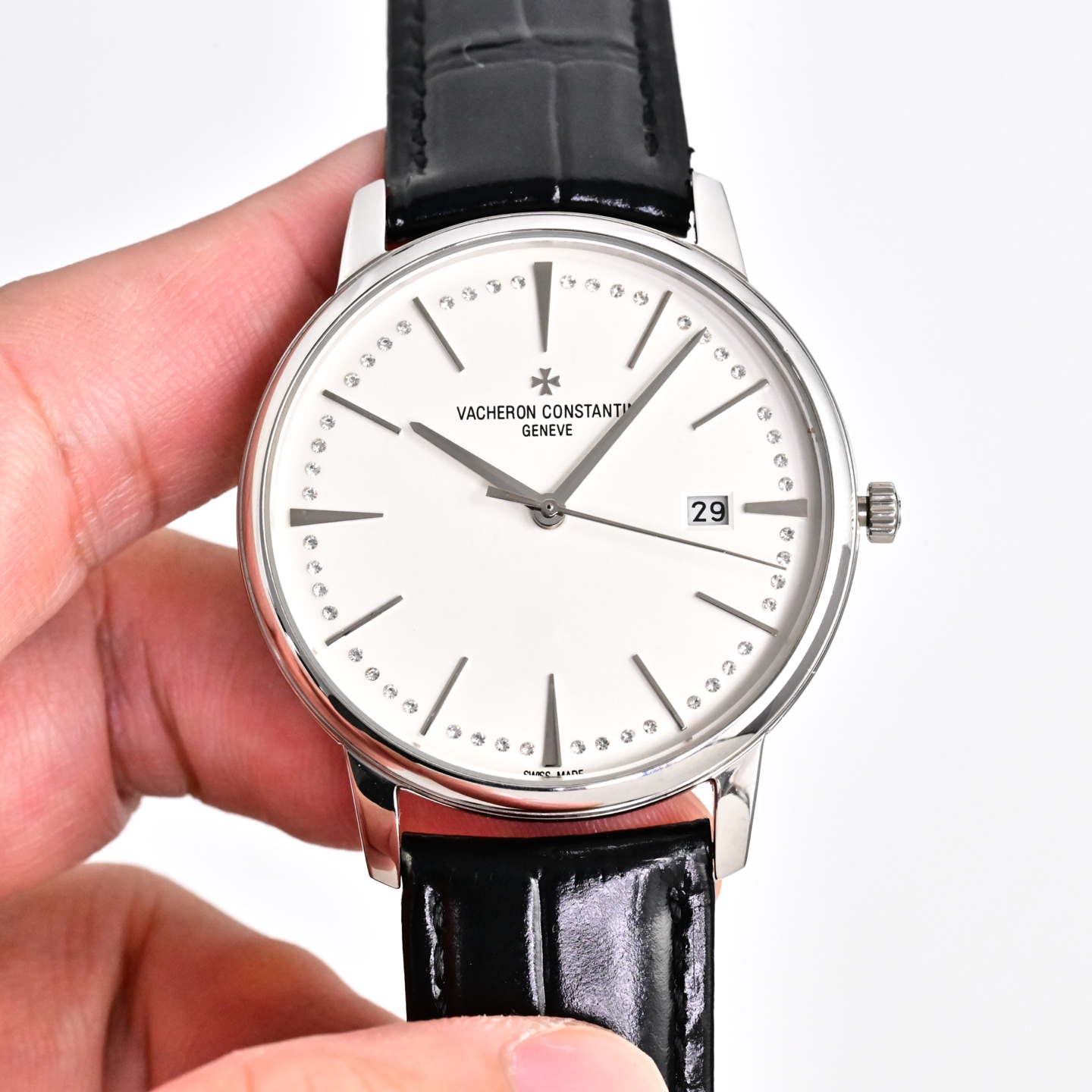 NO:924227,Produced by TW, white case, rose gold, TW Factory V4 upgraded version Vacheron Constantin VC R43 1 [Case] size 40MMX9MM, perfectly round case, with slightly isolated lug design, making it more suitable for the wearer's wrist. Each finished case needs to undergo MK's strict quality control to restore the unique texture of the original.  2 [Movement] The steel wheels and other components are all decorated by MK watchmakers, and the automatic oscillating weight is plated with 18k gold to maximize the original exquisite craftsmanship. 3 [Mirror] The front and rear sapphire glass mirrors are treated with anti-vertigo coating. 4 [Strap] Double-layer Italian calfskin, with Maltese cross pin buckle. A sincere work, you are welcome to appreciate it.  Luxurious and exquisite recommendations for men’s mechanical watches as gifts. The best luxury recommendations. Please look for TW’s exclusive quality, vacheron, cowhide.19860909TW 出品 白壳 玫金  TW Factory V4升级版本 江诗丹顿 VC R43 1【表壳】尺寸40MMX9MM,完美圆形的表壳,搭配微孤式表耳设计,使之更加贴合佩戴者的手腕.每一个成品壳套,都需经过MK严格的质量把控,方能还原正品独特的质感. 2【机芯】钢轮等部件均由MK制表师精工装饰,自动摆陀更是镀有18k金最大限度呈现原装精湛的工艺水平. 3【表镜】前后两片蓝宝石玻璃镜面,均有防眩晕镀膜处理. 4【表带】双层意大利小牛皮,搭配马耳他十字针扣. 诚意之作 欢迎您的品鉴 奢华精致推荐男士机械腕表送礼最佳奢华推荐请认准TW独家品质,,vacheron,cowhide,Watch