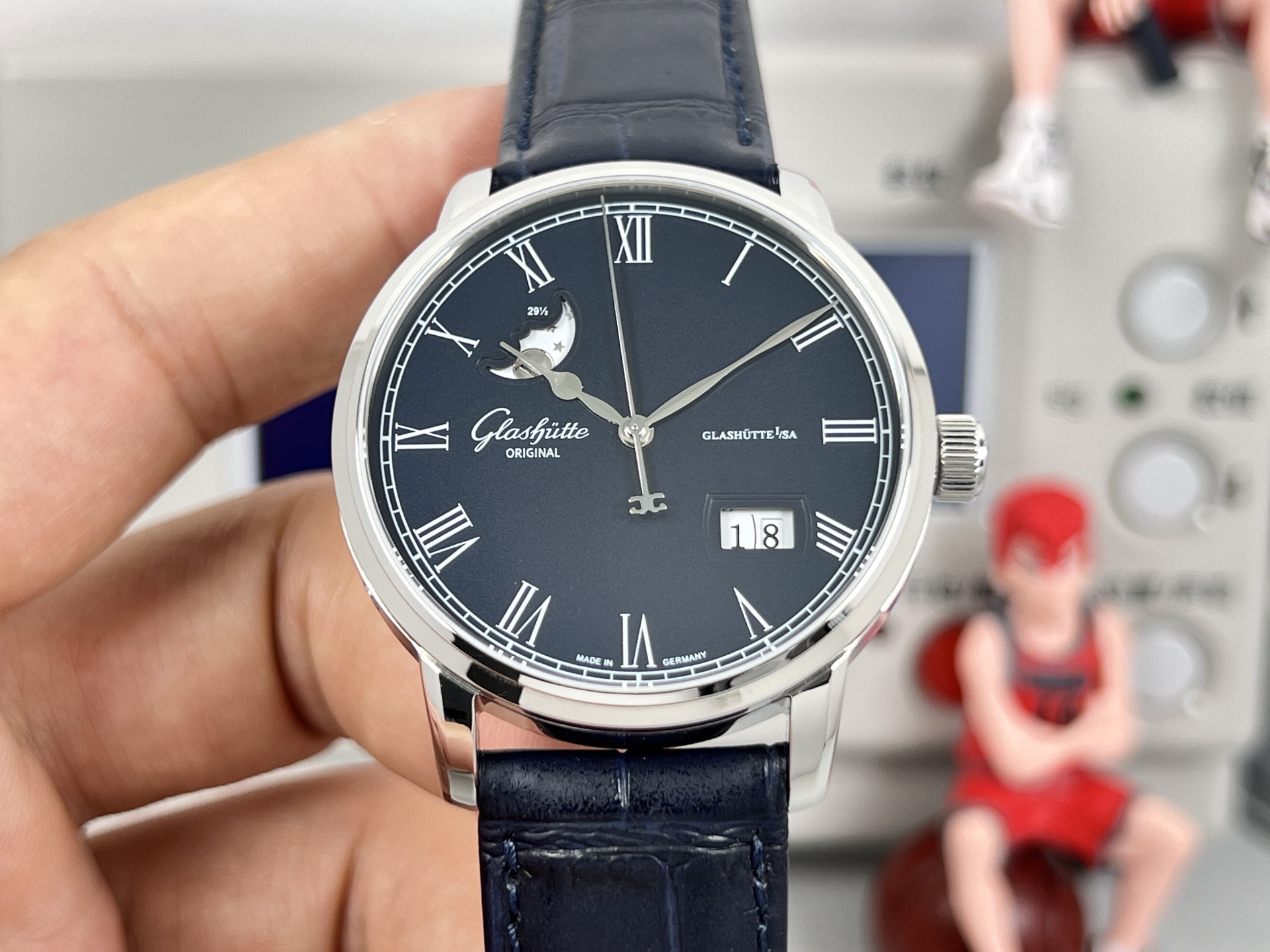 NO:858734,white shell, rose shell  V9 Glashütte Original MP 1-36-04 original molded copy breaks through the bug that the market version of the calendar cannot double-jump. 3D printed molded three-dimensional moon phase disk (non-flat), synchronous original size 40mm*12mm, accessories can be universally original, and the white surface is full of pearl white grain. Full video review https://v.qq.com/txp/iframe/player.html?vid=u3121jjs1x3 Reasons to buy  1. [Powerful movement] The movement realizes the same double-jump calendar function as the original, using imported NH35 as the basic movement, ensuring stability while maintaining complete functions, and the repair rate is extremely low; 2. [Literally authentic] The literal scale, window and needle position layout are almost exactly the same as the original, the font thickness, strokes and gloss are not inferior to the original. The white surface is the same pearl white as the original, with a fine grainy texture and strong texture;  3. [3D moon phase disk] The only company in the market that breaks through the 3D moon phase technology that is synchronized with genuine products (non-planar); 4. [Universal accessories] Thanks to the advantage of all accessories being molded according to the original ones, external parts such as shells, buckles, rings, bottom cover glass, etc. can all be universally original, and the shell type 98 is close to the original;  5. [Devil's details] The needle surface of the watch hand has been polished and the needle tip is rounded (the best among blued steel hands. Many appraisal experts judge the watch needle tip as a fake watch across the board. Small factories will not use it due to cost issues). This kind of hand craftsmanship has a very high scrap rate.  High, the chamfering details of the case are super smooth, the side polishing is the same as the original, CNC + manual polishing of the hardware, all logos and other corrosion words on the hardware do not retain any processing traces, the mirror surface is extremely transparent, as if there is no glass.  This is a truly original copy of Glashütte that takes both inside and outside into consideration, and the price is not expensive. I pay tribute to the original and thank you for testing the water with the early market version, so that we can have such a high-quality work today.,,glashutte19860909白壳,玫壳 V9格拉苏蒂原创议员1-36-04款原装开模副本,突破了市场版本日历无法双跳的BUG,3D打印开模立体月相盘（非平面）,同步原装尺寸40mm*12mm,配件均可通用原装,白面珍珠白颗粒感十足.完整视频评测https://v.qq.com/txp/iframe/player.html?vid=u3121jjs1x3 入手理由 1、【机芯强大】机芯实现了原装一样的双跳日历功能,采用进口NH35作为基础机芯,在功能完整的情况下确保稳定性,返修率极低； 2、【字面乱真】字面刻度、窗口和针位布局几乎和原装一模一样,字体粗细、笔锋和光泽丝毫不逊色原装,白面和原装一样的珍珠白,颗粒感细腻质感强； 3、【3D月相盘】市场唯一一家突破与正品同步的3D月相技术（非平面）； 4、【配件通用】得益于所有配件按原装开模的好处,壳、表扣、圈口、底盖玻璃等外触零件都可以通用原装,壳型98接近原装； 5、【魔鬼细节】表针针面做过抛光处理,针尖圆润（烧蓝钢指针中的极品,很多鉴定专家以表针针尖一刀切判定为假表,小厂限于成本问题不会用）,这种指针工艺报废率极高,表壳倒角细节之处,线条超顺滑,侧面拉沙和原装一样,CNC+人工打磨五金,五金上的所有LOGO等腐蚀字不保留任何加工痕迹,镜面通透度极高,仿佛没有玻璃. 这是真正内外兼顾的一款格拉苏蒂原创副本,而且价格不贵.致敬原装也感谢早期市面版本的试水,才有了如今这么优质的作品.,,glashutte,Watch