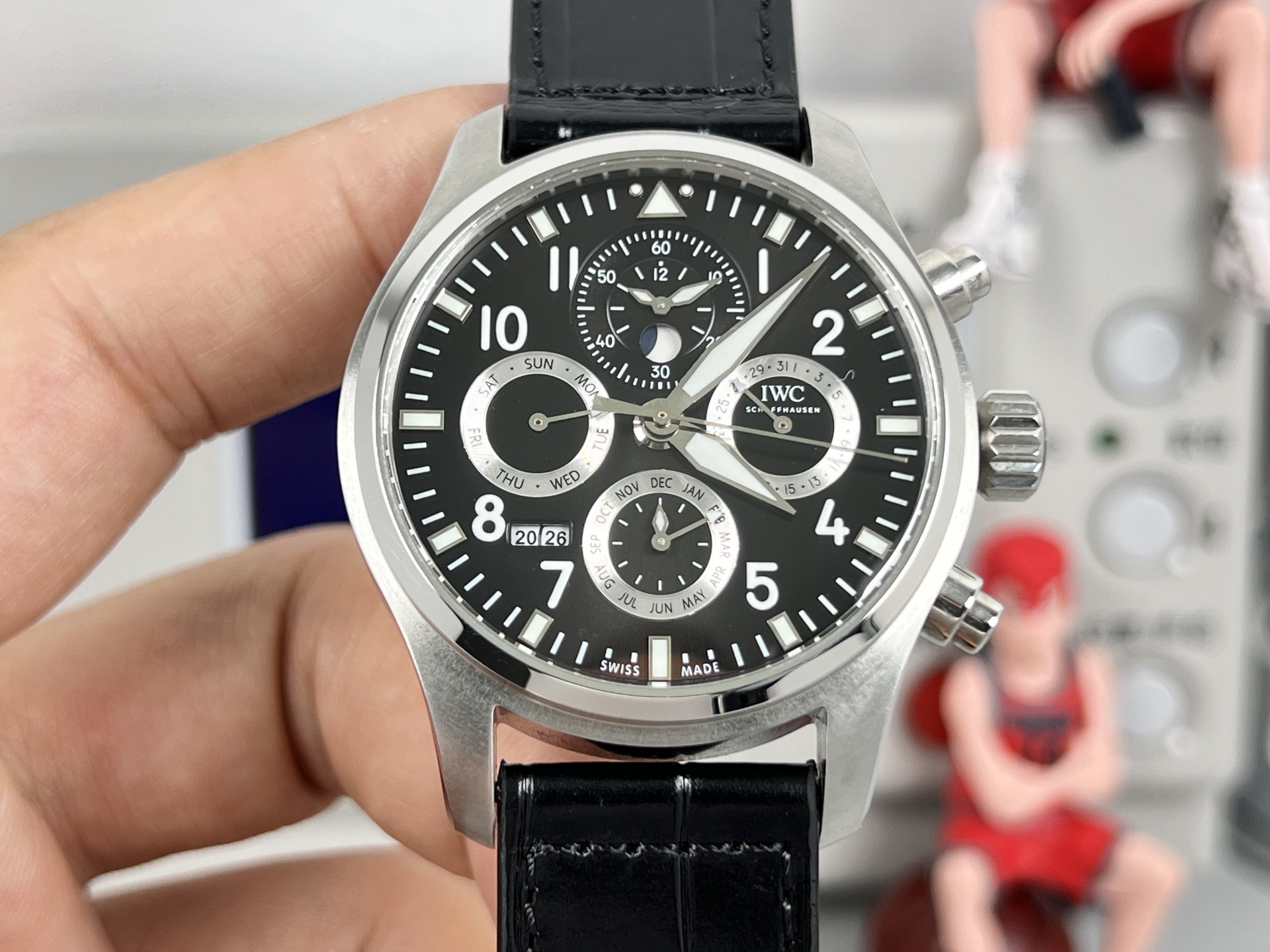 NO:858745,white shell, rose shell  V9's latest breakthrough in the watch industry is the IWC Perpetual Calendar Pilot's Watch 'Little Prince' Special Edition IW392202, which must be 'authentic' every second. The movement model is 89630 and is synchronously original. The size is 42mmx13mm. The case is divided into two pieces. The bezel and middle case are integrated. The difficulty lies in the right-angle turning polishing where the middle case and bezel meet (requiring a lot of work).  Manual work). The perpetual calendar buttons are the same as the original ones. After time, the simulation is stable and the workmanship is mature. The lines are clear and full of three-dimensionality. The original flavor restores the tenacious and excellent quality of this series. V9 follows the traditional skills of IWC, using double-layer light blue anti-vertigo coating, imported Italian cowhide, and the details are consistent with the original.,,iwc,cowhide19860909白壳,玫壳 V9最新款突破腕表行业,IWC万国万年历飞行员系列IW392202腕表“小王子”特别版,分秒必“真”,机芯型号89630同步原装,尺寸42mmx13mm,表壳分为两件套,圈口和中壳为一体.难处在于中壳和圈口交接之处的直角转折打磨（需要大量的手工作业）.万年历按键同于原版,经过时光的淘洗,仿真度稳健,做工成熟.线条清晰而富有立体感.原汁原味的还原了该系列坚韧不拔的卓越品质.V9沿袭万国表的传统技艺,采用双层浅蓝色防眩晕镀膜,进口意大利牛皮,细节吻合正品.,,iwc,cowhide,Watch