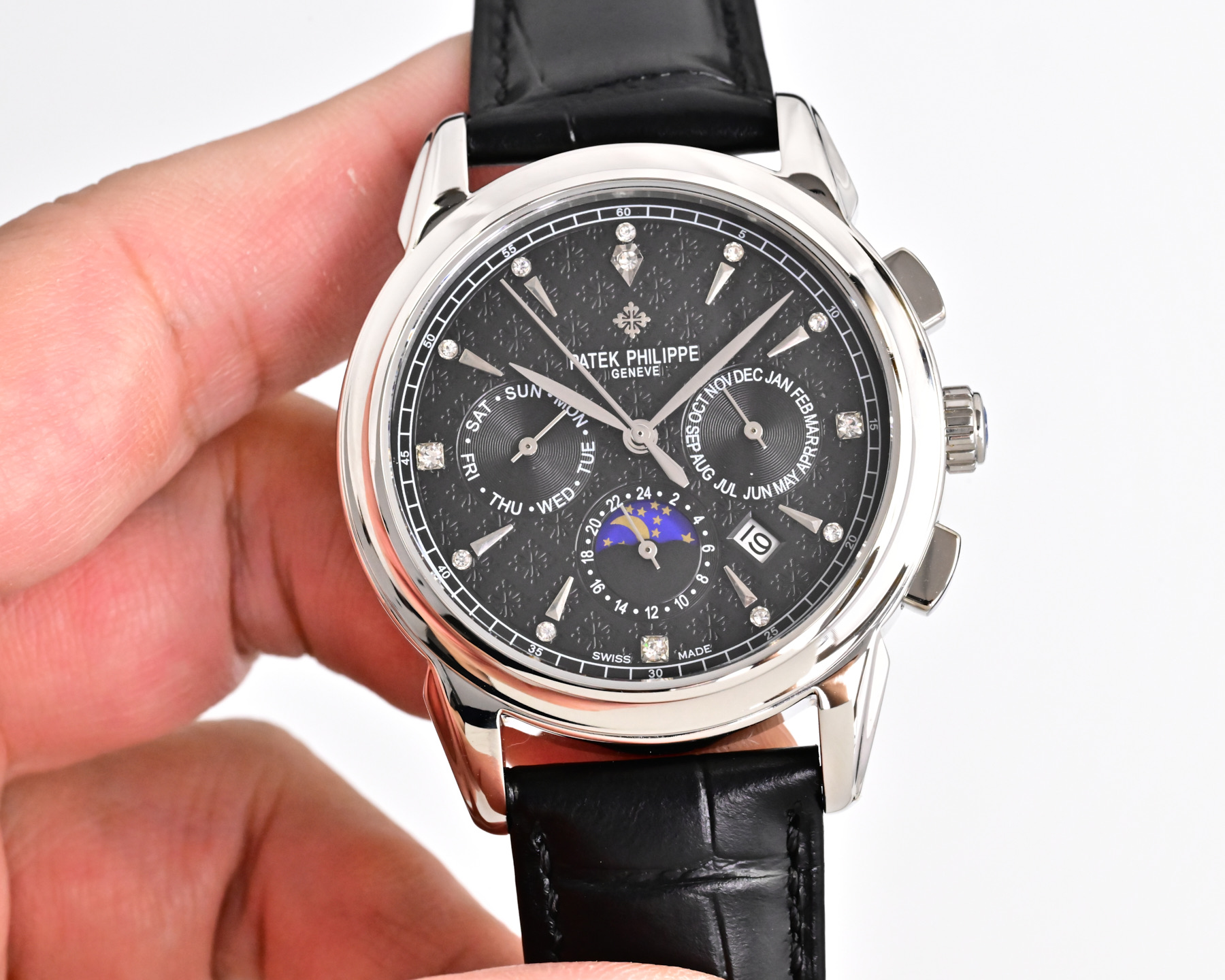 NO:860599,The highest version of Diamond 2026, Patek Philippe/Complex Function Chronograph Series is launched. PatekPhilippe is a noble work of art!  Exclusive text plus high-end inner shadow logo, matched with imported multi-function movement (0 repair) function (24 hours, day of the week, stars, month) imported 316 stainless steel, using 18k quality furnace vacuum plating!  Paired with Italian imported calfskin!  Original folding buckle!  Size 42mm. Wear-resistant and scratch-resistant sapphire glass!  Super waterproof to 50 meters!  Simple but not simple!  You can never own a Patek Philippe, you are just keeping it for your descendants. (Serious promise: The physical product has a better luster and a more exquisite feel. The dial and scale are lifelike. The craftsmanship of the shell and cover are all master-level light-body inspections. Coupled with the high-tech forging of new era machines, please look for the exclusive quality, patek philippe, cowhide19860909钻 最高版本2026款 百达翡丽/复杂功能计时系列上市 PatekPhilippe 贵族的艺术品！独家字面加高档内影logo,搭配进口多功能机芯（0返修）功能（24小时,星期,星辰,月份）进口316精钢,采用18k品质炉内真空电镀！搭配意大利进口小牛皮！原装折叠扣！尺寸42mm.耐磨防刮蓝宝石玻璃！超强防水50米！简约而不简单！你永远无法拥有一块百达翡丽,你只是在替你的后代保管他. ( 慎重承诺 产品实物光泽手感更佳精湛 字盘刻度栩栩如生 壳套工艺都是宗师级别轻身检验 加上新时代机器高技锻造,请认准独家品质,,patek philippe,cowhide,Watch