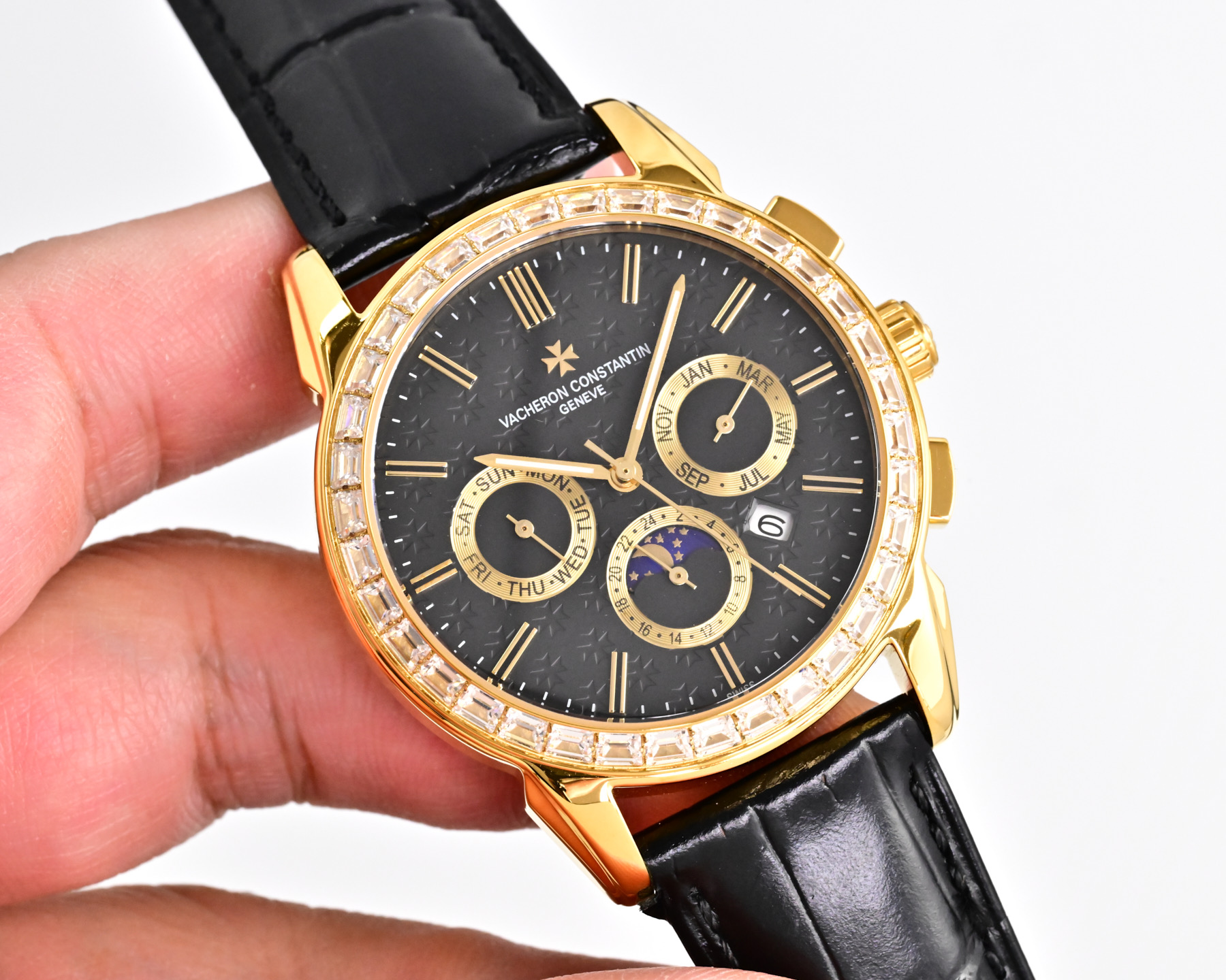 NO:860609,The highest version of Diamond 2026, Patek Philippe/Complex Function Chronograph Series is launched. PatekPhilippe is a noble work of art!  Exclusive text plus high-end inner shadow logo, matched with imported multi-function movement (0 repair) function (24 hours, day of the week, stars, month) imported 316 stainless steel, using 18k quality furnace vacuum plating!  Paired with Italian imported calfskin!  Original folding buckle!  Size 42mm. Wear-resistant and scratch-resistant sapphire glass!  Super waterproof to 50 meters!  Simple but not simple!  You can never own a Patek Philippe, you are just keeping it for your descendants. (Serious promise: The physical product has a better luster and a more exquisite feel. The dial and scale are lifelike. The craftsmanship of the shell and cover are all master-level light-body inspections. Coupled with the high-tech forging of new era machines, please look for the exclusive quality, patek philippe, cowhide19860909钻 最高版本2026款 百达翡丽/复杂功能计时系列上市 PatekPhilippe 贵族的艺术品！独家字面加高档内影logo,搭配进口多功能机芯（0返修）功能（24小时,星期,星辰,月份）进口316精钢,采用18k品质炉内真空电镀！搭配意大利进口小牛皮！原装折叠扣！尺寸42mm.耐磨防刮蓝宝石玻璃！超强防水50米！简约而不简单！你永远无法拥有一块百达翡丽,你只是在替你的后代保管他. ( 慎重承诺 产品实物光泽手感更佳精湛 字盘刻度栩栩如生 壳套工艺都是宗师级别轻身检验 加上新时代机器高技锻造,请认准独家品质,,patek philippe,cowhide,Watch