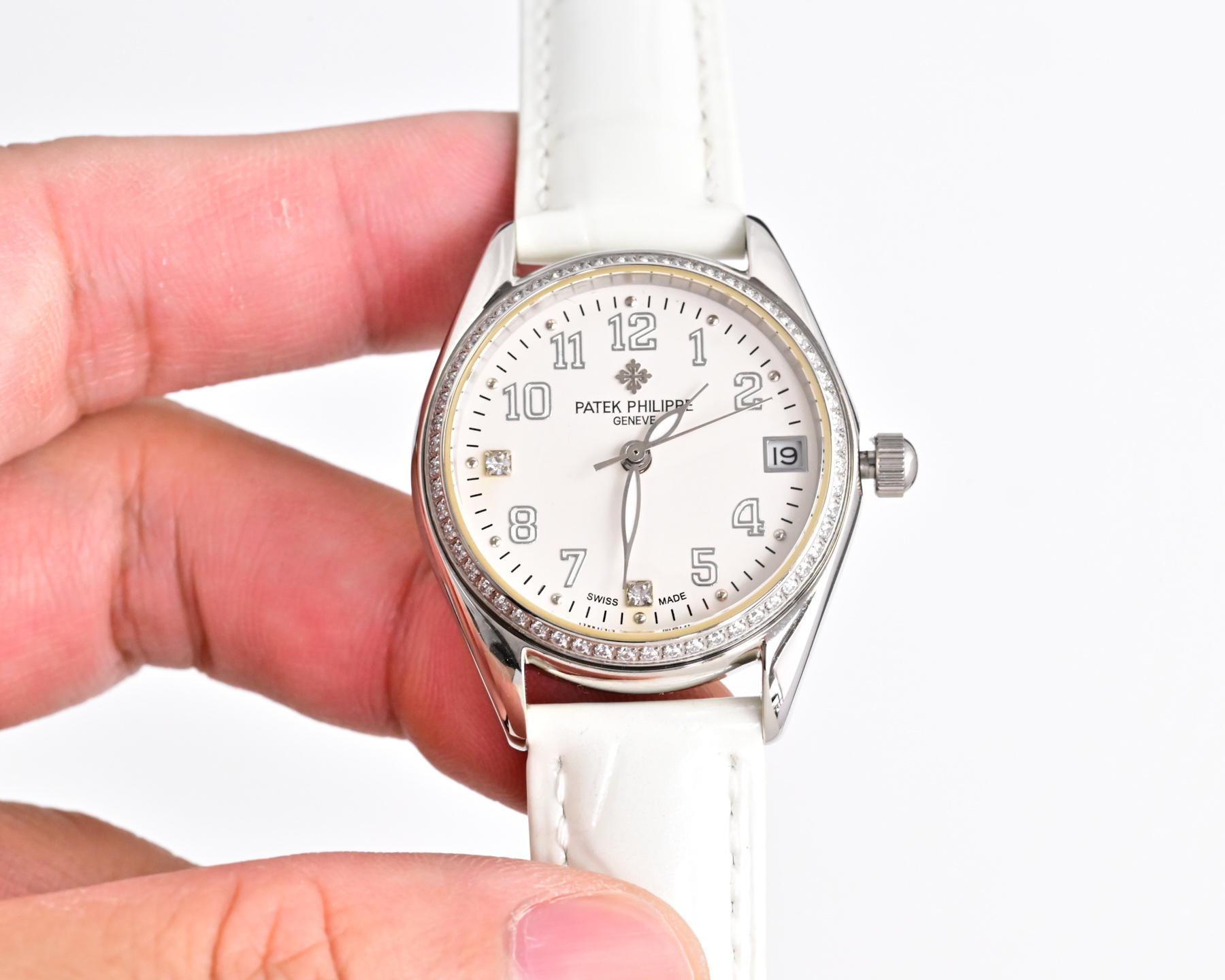NO:860540,Gold recommends the best model of the year, Patek Philippe / upgraded V8 version, fashionable women's watch, simple three-hand, super luminous at night, unique 3-digit calendar, unique Swarovski diamond trapezoidal diamond on the case. High-end mother-of-pearl dial, simple and beautiful, elegant, fresh and refined. Equipped with original imported fully automatic mechanical movement (zero repair). High quality, gift to lover, gift to best friend, five-star recommendation, wrist style, walking with you, size 33mm  Waterproof to 50 meters,,,swarovski,patek philippe19860909金 推荐年度最佳款 百达翡丽 / 升级V8版 时尚女表 简约三针 夜时超强夜光独特3字位日历 壳上采用独特施华洛世奇钻梯形钻.高端珍珠贝母表盘 至简至美 优雅清新脱俗 搭载原装进口全自动机械机芯（零返修）.高品质 送爱人 送闺蜜 五星推荐 腕间风尚 与你同行 尺寸33mm 防水50米,,,swarovski,patek philippe,Watch