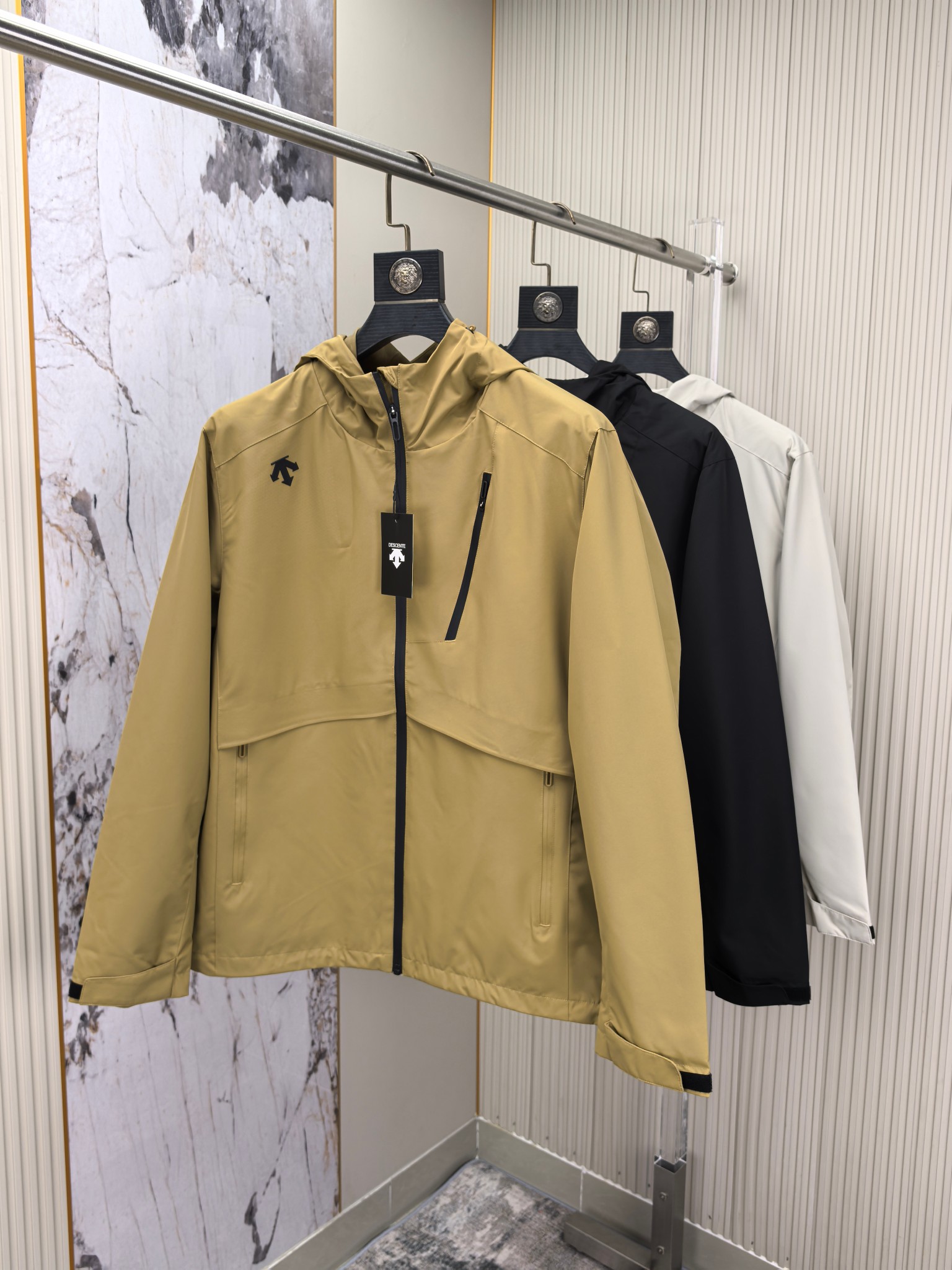 NO:481044,DiSant.2025 latest autumn and winter men's new product windproof rain jacket!  A hooded jacket is an indispensable item in the autumn and winter wardrobe!  Chest embroidery LOGO visually more three-dimensional and stylish, classic three-dimensional tailoring, a must-have style for business and leisure, a must-have choice for daily leisure and many outdoor sports. Size 165-195 (same style for men and women) order to report height and weight!  wholesale, jackets & coats, jackets & coats,hats,alexander wang19860909迪桑特.2025最新款秋冬男士新品 防风防雨夹克冲锋衣！连帽外套更是秋冬衣橱里必不可少的一件！胸口刺绣LOGO 视觉更立体有型,经典立体剪裁 商务休闲必入款式 日常休闲和诸多户外运动必备之选.尺码165-195（男女同款）下单报身高体重！可接批发,,jackets & coats,jackets & coats,hats,alexander wang,Men's clothing