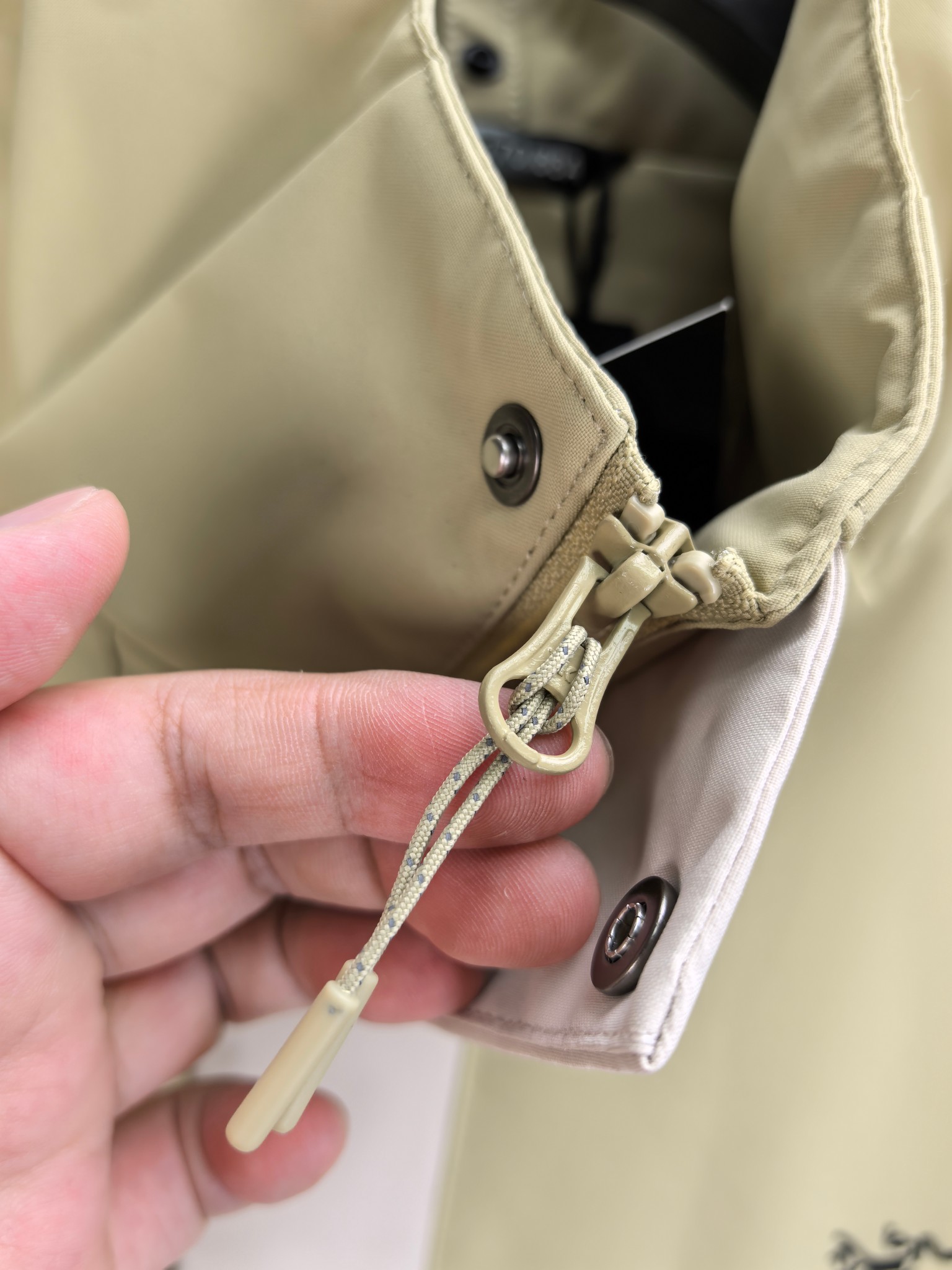 始祖鸟。2025最新款秋冬男士新品 防风防雨夹克冲锋衣！连帽外套更是秋冬衣橱里必不可少的一件！胸口刺绣L