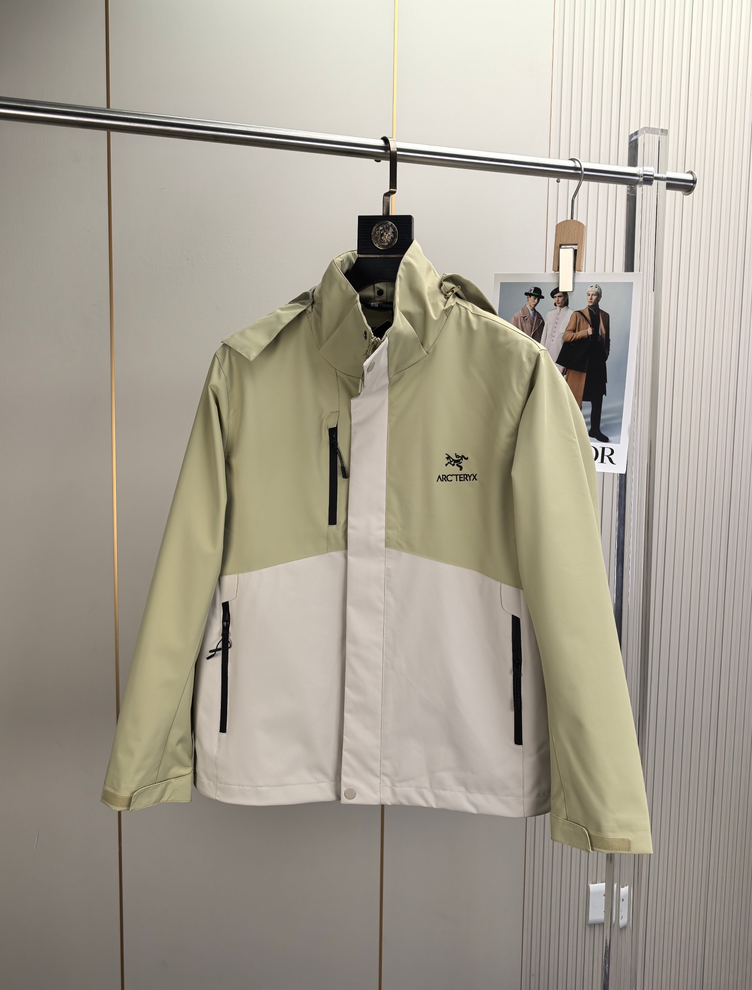 始祖鸟。2025最新款秋冬男士新品 防风防雨夹克冲锋衣！连帽外套更是秋冬衣橱里必不可少的一件！胸口刺绣L