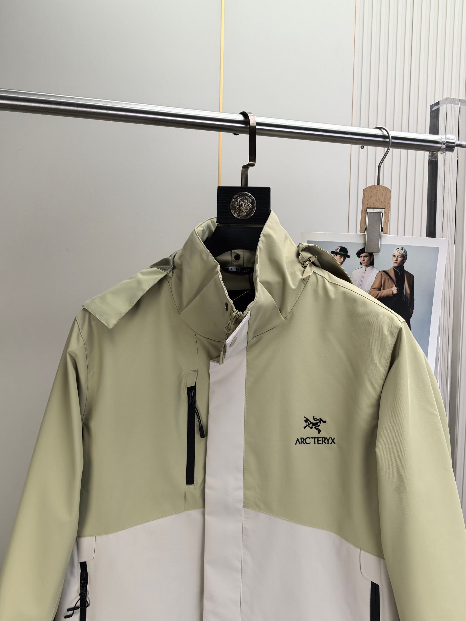 始祖鸟。2025最新款秋冬男士新品 防风防雨夹克冲锋衣！连帽外套更是秋冬衣橱里必不可少的一件！胸口刺绣L