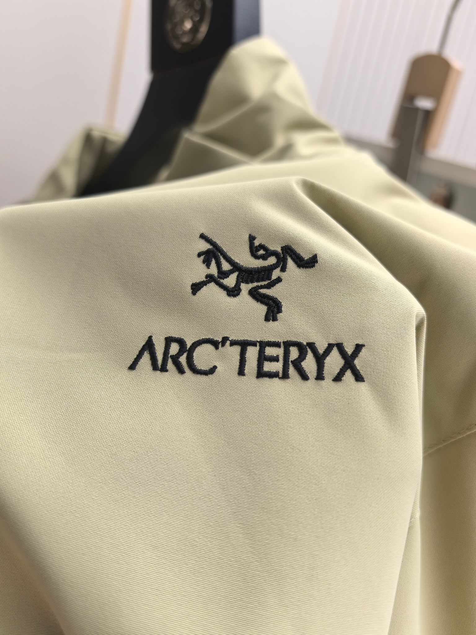 始祖鸟。2025最新款秋冬男士新品 防风防雨夹克冲锋衣！连帽外套更是秋冬衣橱里必不可少的一件！胸口刺绣L