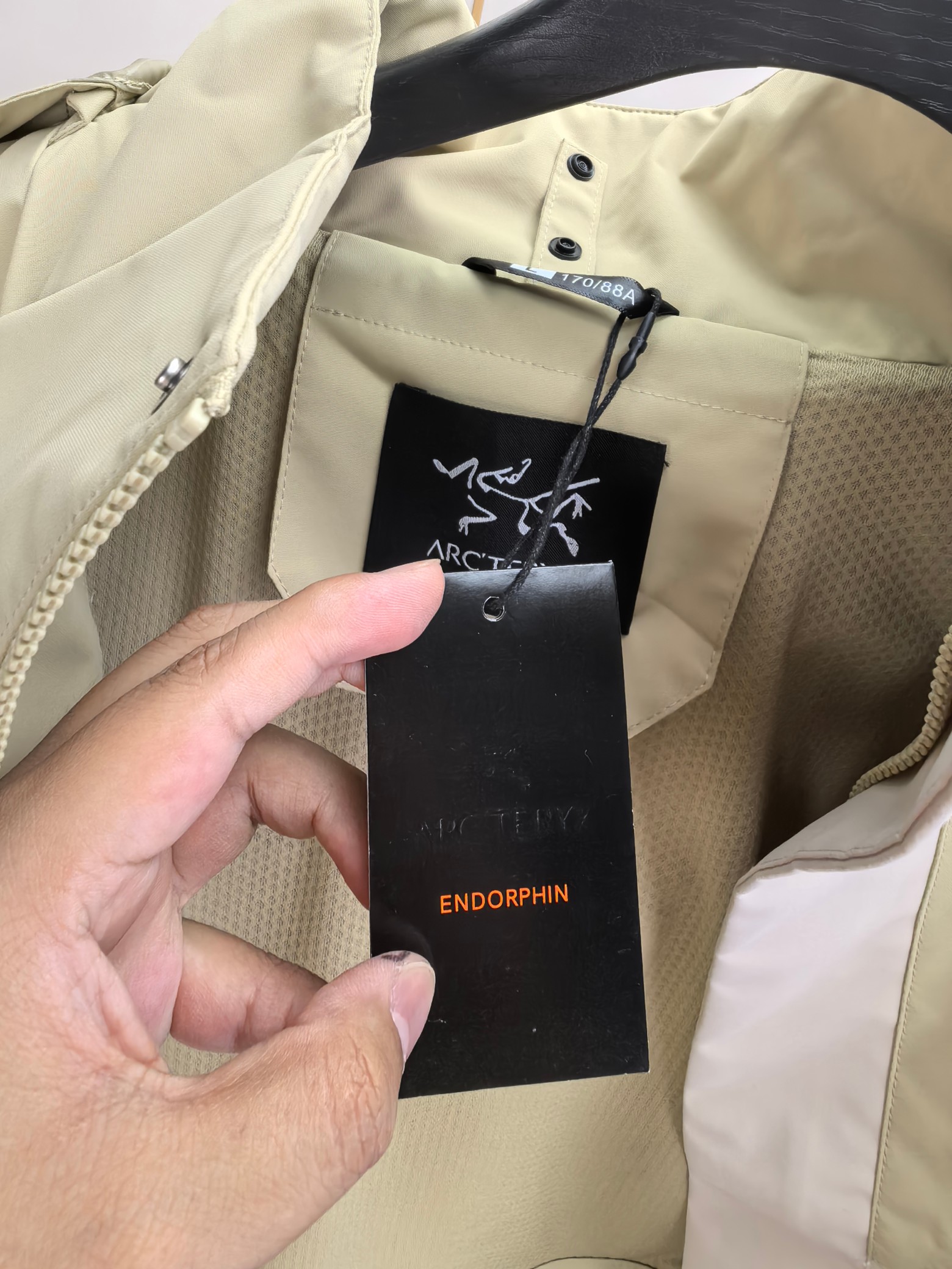 始祖鸟。2025最新款秋冬男士新品 防风防雨夹克冲锋衣！连帽外套更是秋冬衣橱里必不可少的一件！胸口刺绣L