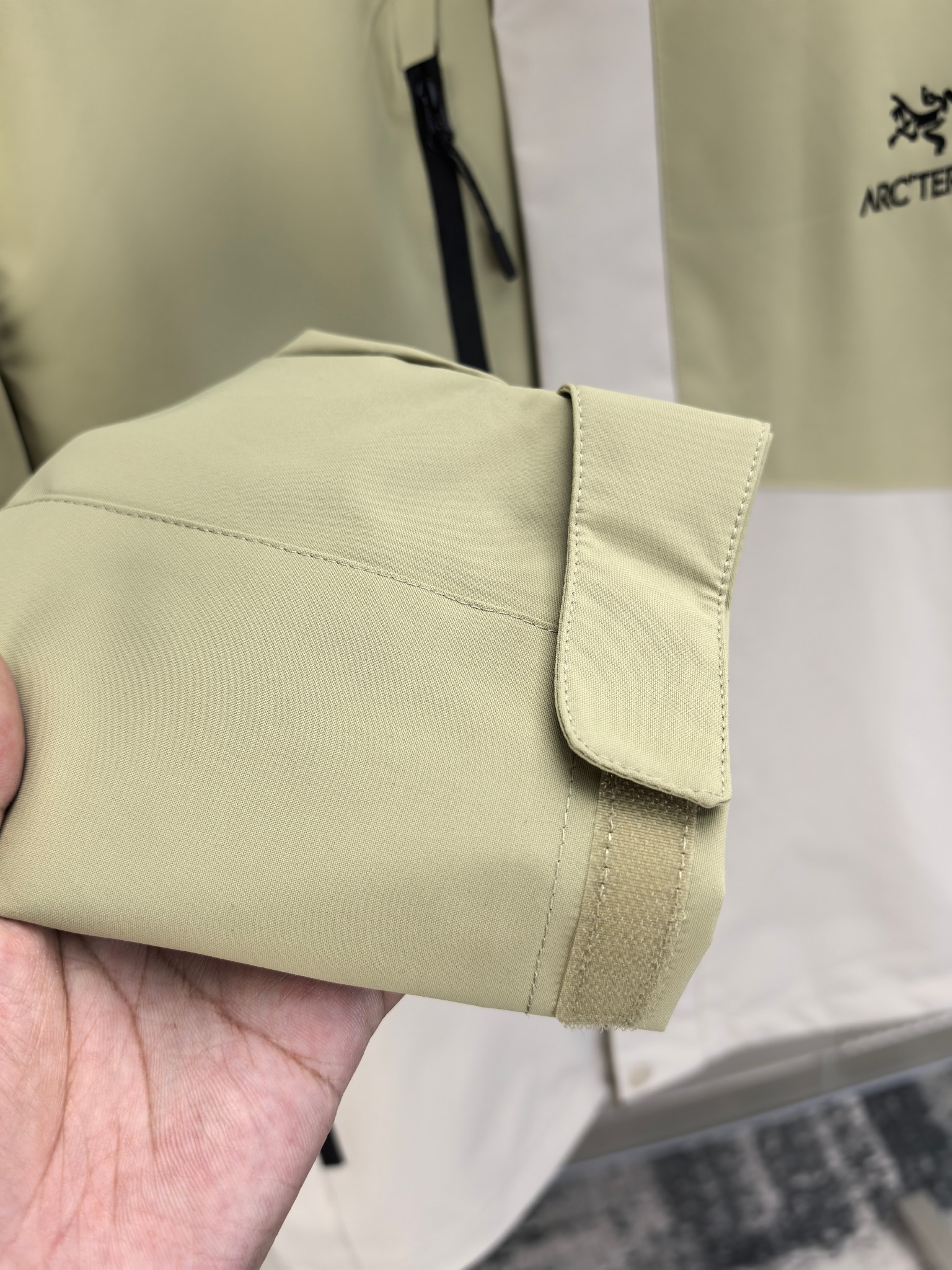 始祖鸟。2025最新款秋冬男士新品 防风防雨夹克冲锋衣！连帽外套更是秋冬衣橱里必不可少的一件！胸口刺绣L