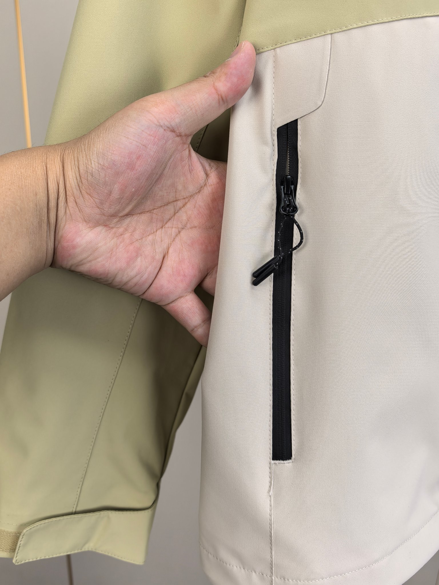 始祖鸟。2025最新款秋冬男士新品 防风防雨夹克冲锋衣！连帽外套更是秋冬衣橱里必不可少的一件！胸口刺绣L