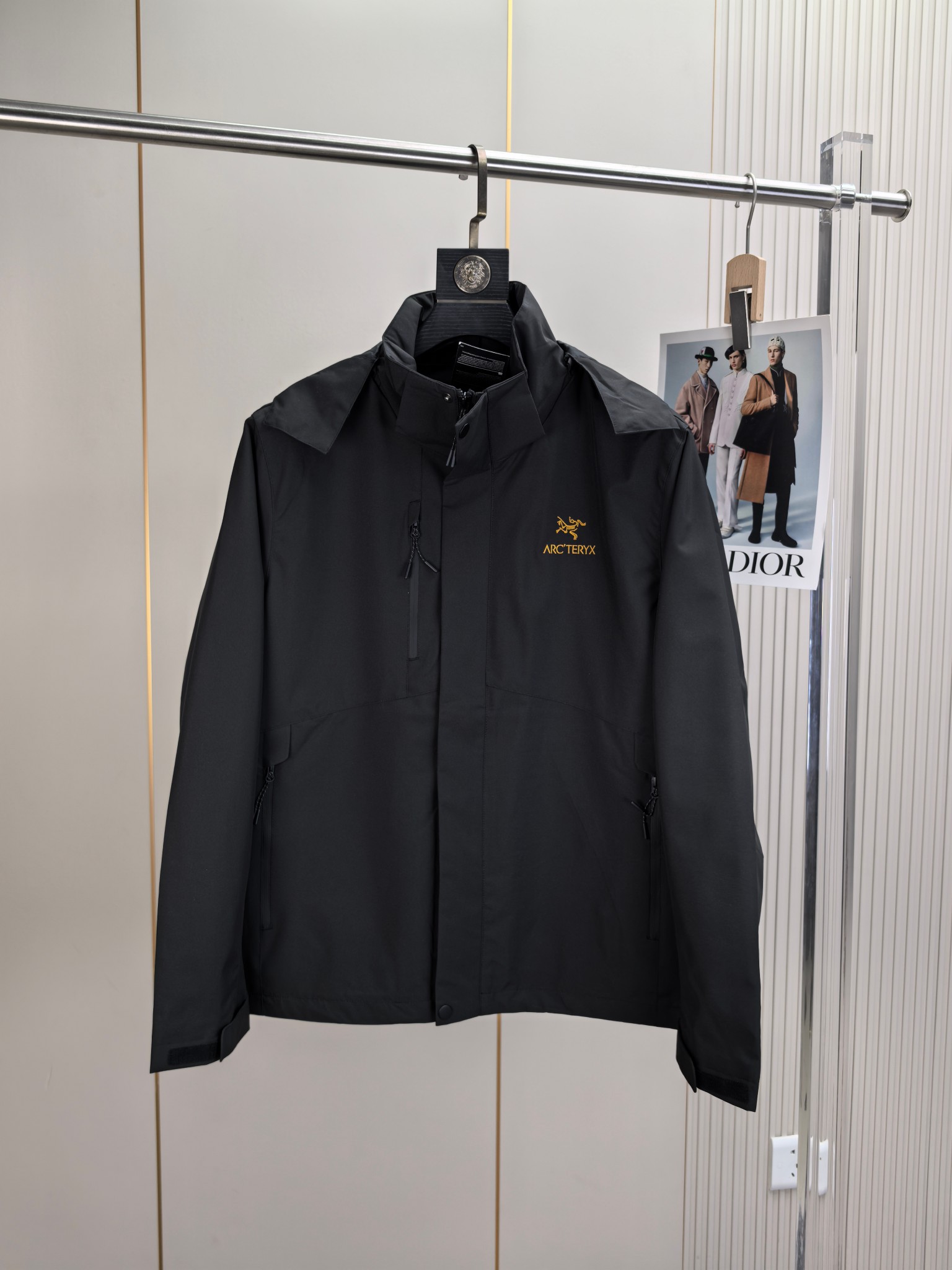 始祖鸟。2025最新款秋冬男士新品 防风防雨夹克冲锋衣！连帽外套更是秋冬衣橱里必不可少的一件！胸口刺绣L