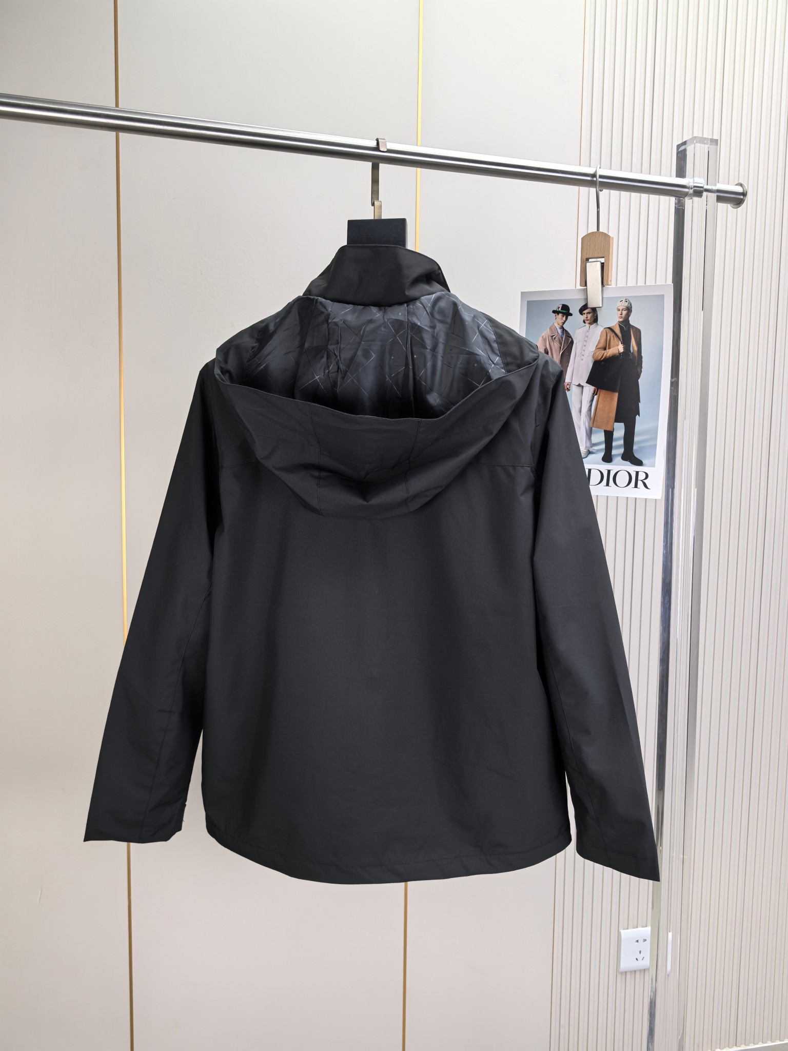 始祖鸟。2025最新款秋冬男士新品 防风防雨夹克冲锋衣！连帽外套更是秋冬衣橱里必不可少的一件！胸口刺绣L