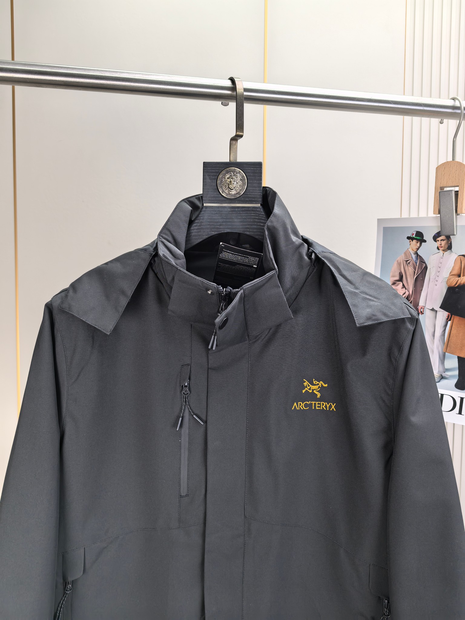 始祖鸟。2025最新款秋冬男士新品 防风防雨夹克冲锋衣！连帽外套更是秋冬衣橱里必不可少的一件！胸口刺绣L