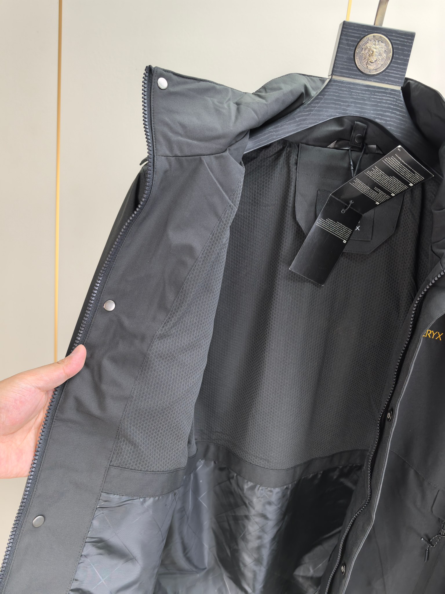 始祖鸟。2025最新款秋冬男士新品 防风防雨夹克冲锋衣！连帽外套更是秋冬衣橱里必不可少的一件！胸口刺绣L