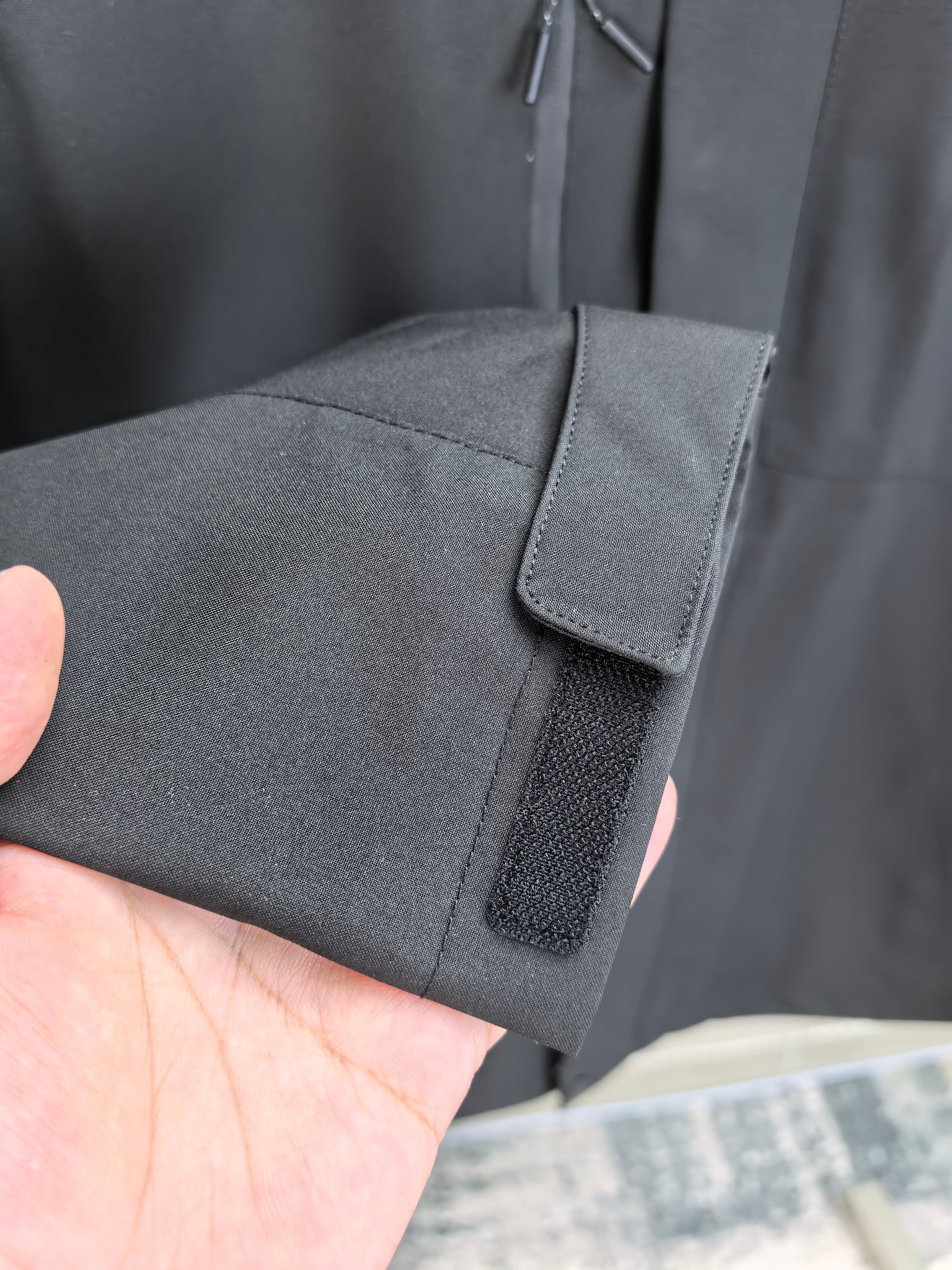 始祖鸟。2025最新款秋冬男士新品 防风防雨夹克冲锋衣！连帽外套更是秋冬衣橱里必不可少的一件！胸口刺绣L