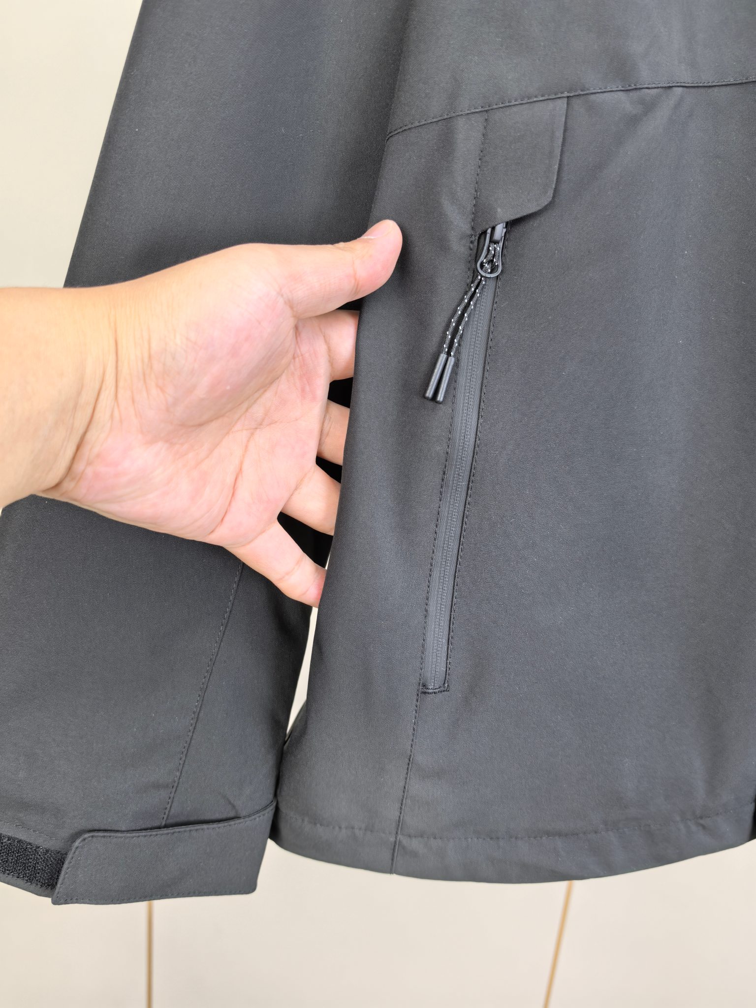 始祖鸟。2025最新款秋冬男士新品 防风防雨夹克冲锋衣！连帽外套更是秋冬衣橱里必不可少的一件！胸口刺绣L