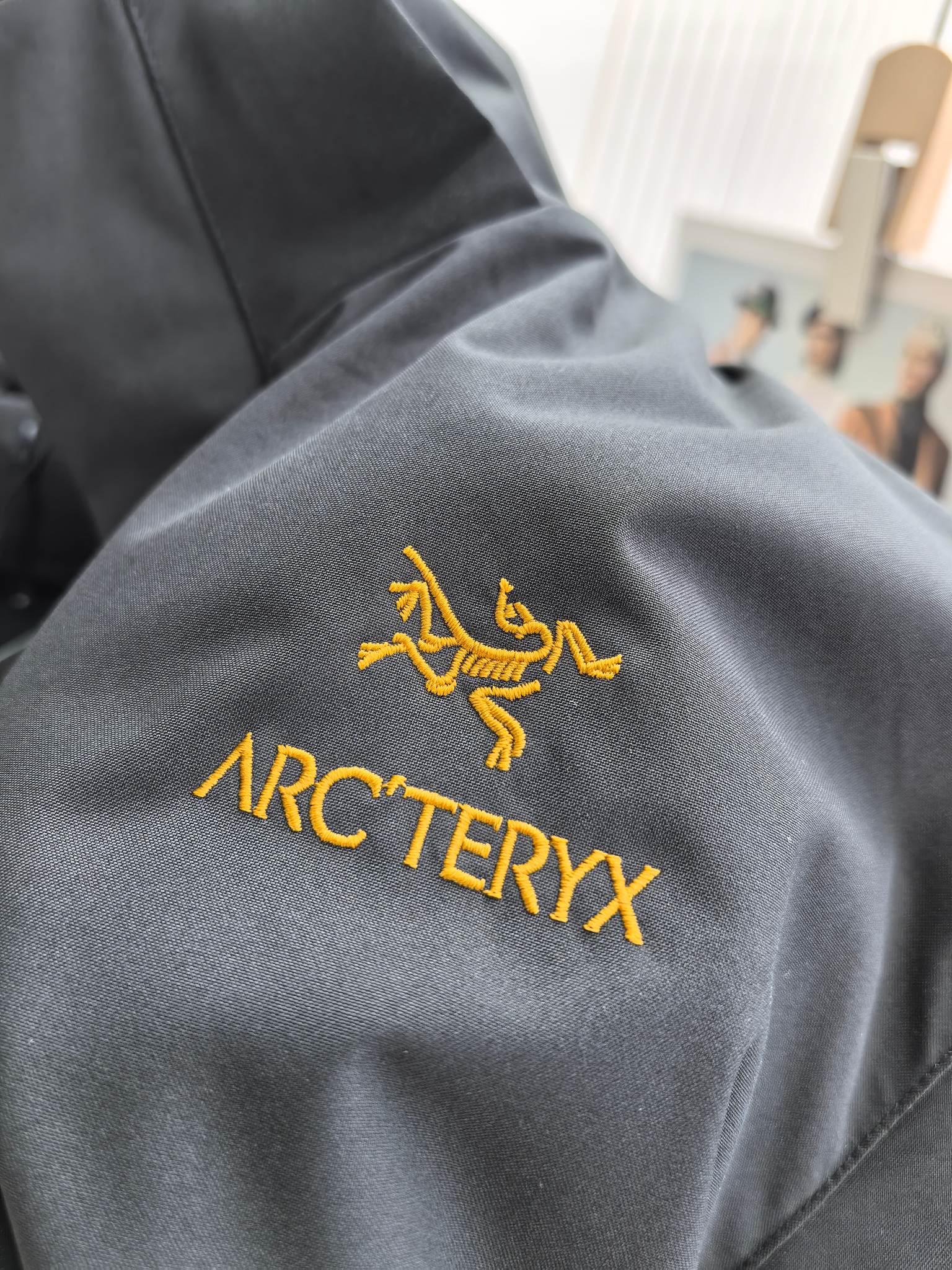 始祖鸟。2025最新款秋冬男士新品 防风防雨夹克冲锋衣！连帽外套更是秋冬衣橱里必不可少的一件！胸口刺绣L