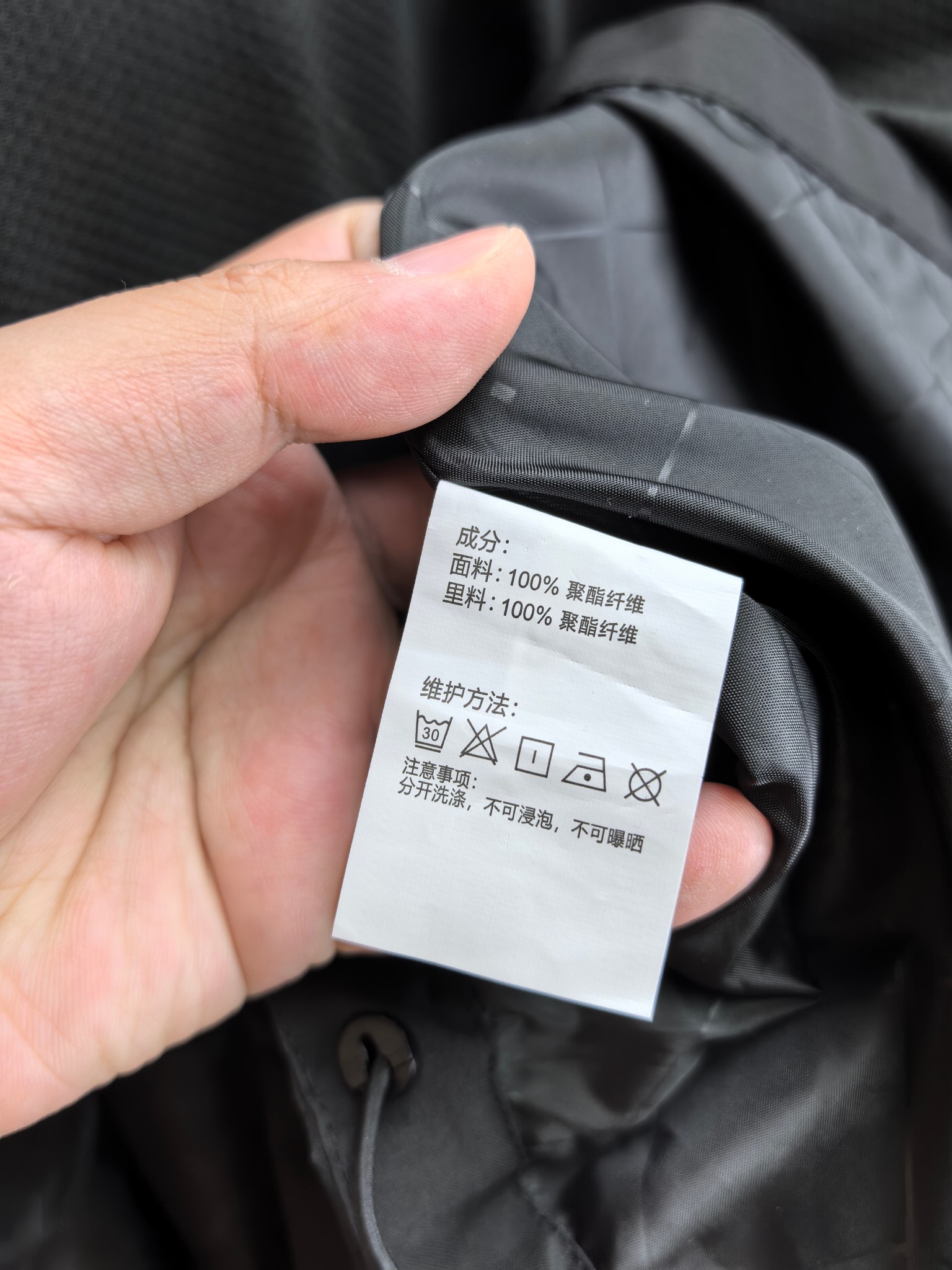 始祖鸟。2025最新款秋冬男士新品 防风防雨夹克冲锋衣！连帽外套更是秋冬衣橱里必不可少的一件！胸口刺绣L