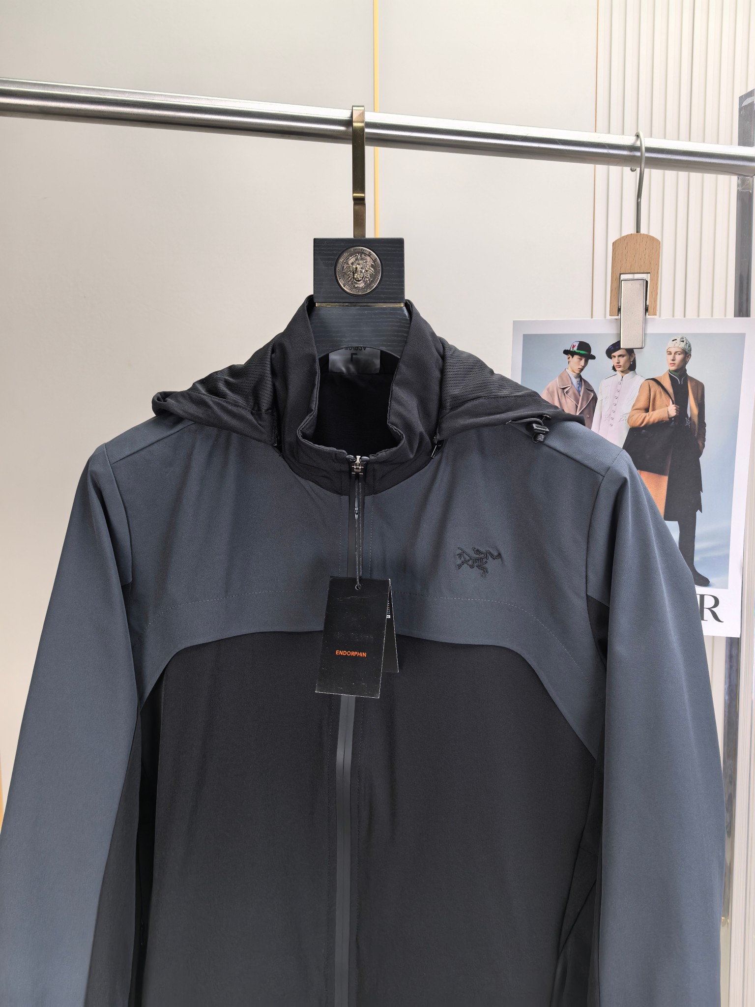 始祖鸟。2025最新款秋冬男士新品 防风防雨夹克冲锋衣！连帽外套更是秋冬衣橱里必不可少的一件！胸口刺绣L