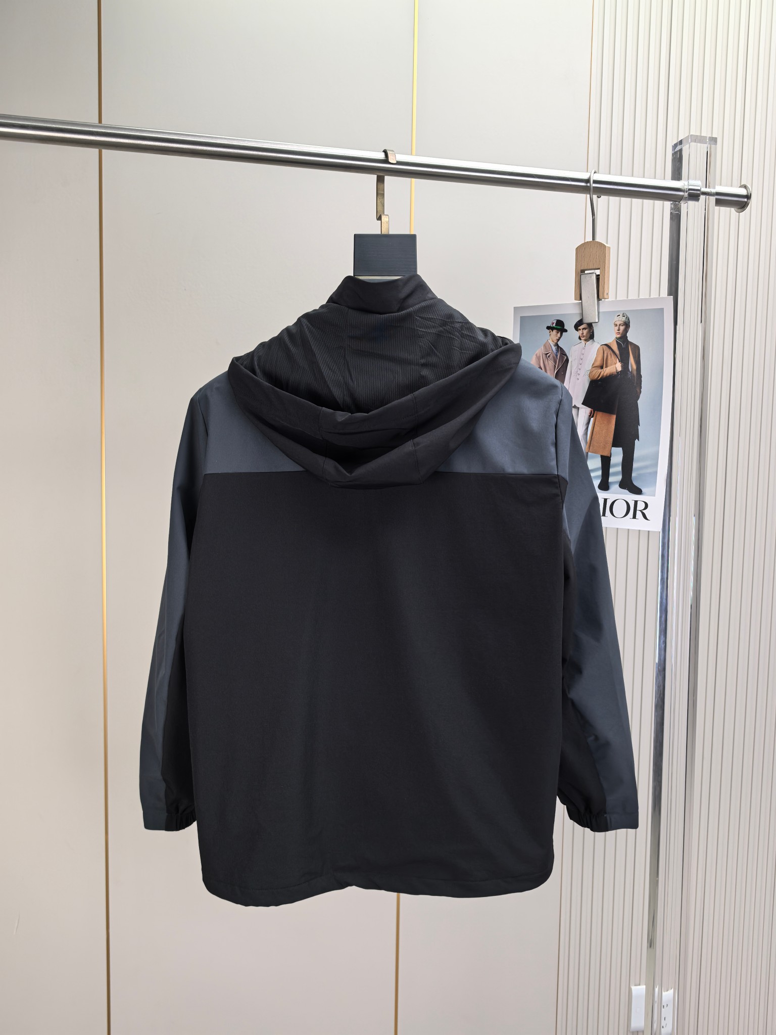 始祖鸟。2025最新款秋冬男士新品 防风防雨夹克冲锋衣！连帽外套更是秋冬衣橱里必不可少的一件！胸口刺绣L