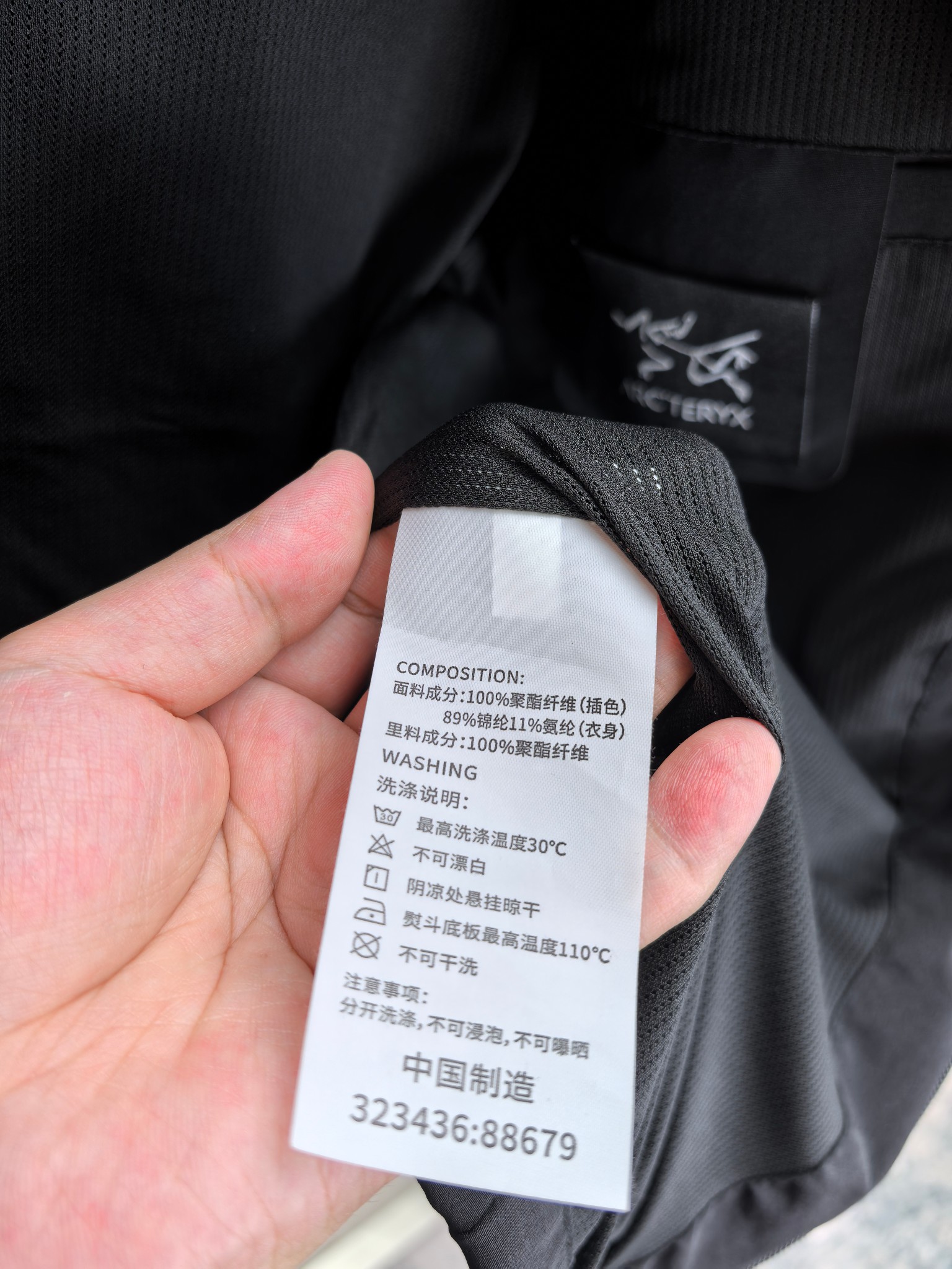 始祖鸟。2025最新款秋冬男士新品 防风防雨夹克冲锋衣！连帽外套更是秋冬衣橱里必不可少的一件！胸口刺绣L