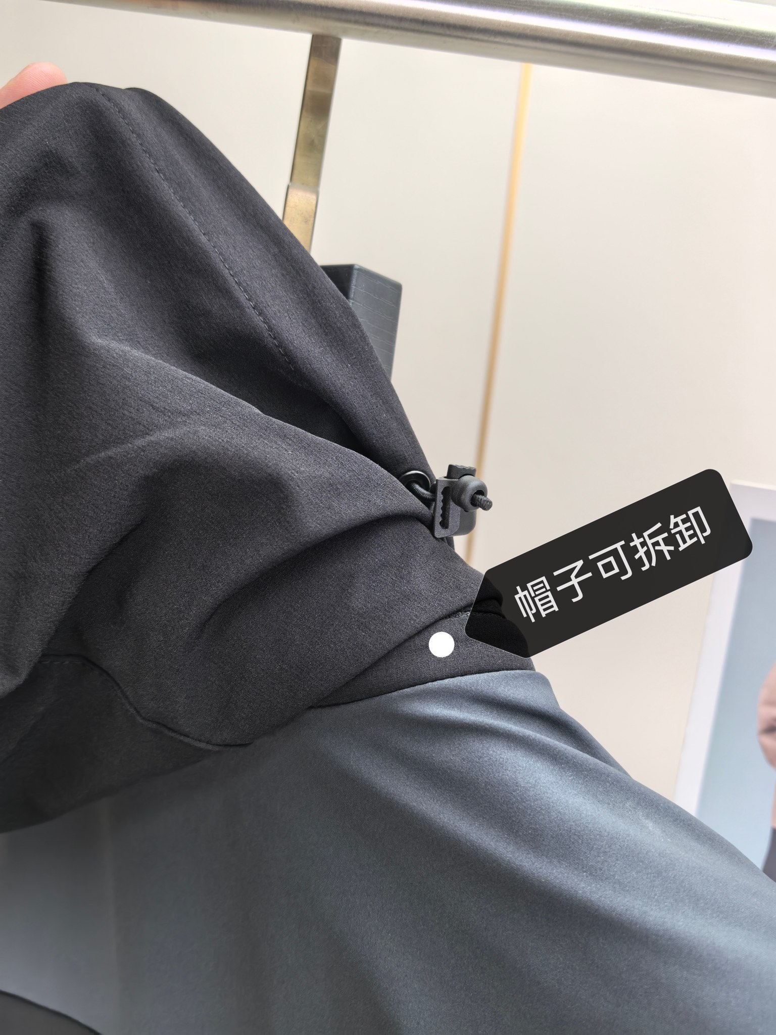 始祖鸟。2025最新款秋冬男士新品 防风防雨夹克冲锋衣！连帽外套更是秋冬衣橱里必不可少的一件！胸口刺绣L