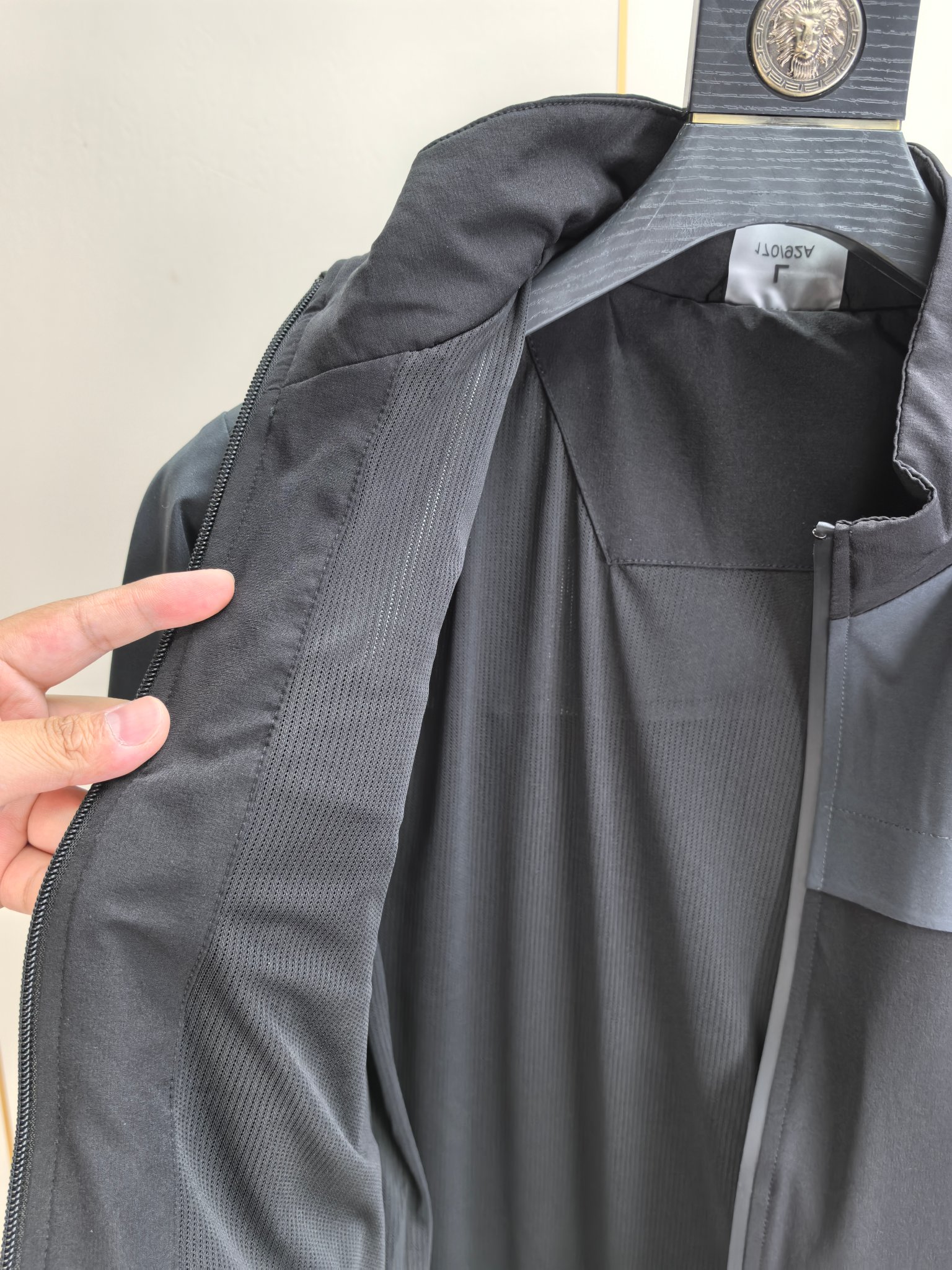 始祖鸟。2025最新款秋冬男士新品 防风防雨夹克冲锋衣！连帽外套更是秋冬衣橱里必不可少的一件！胸口刺绣L