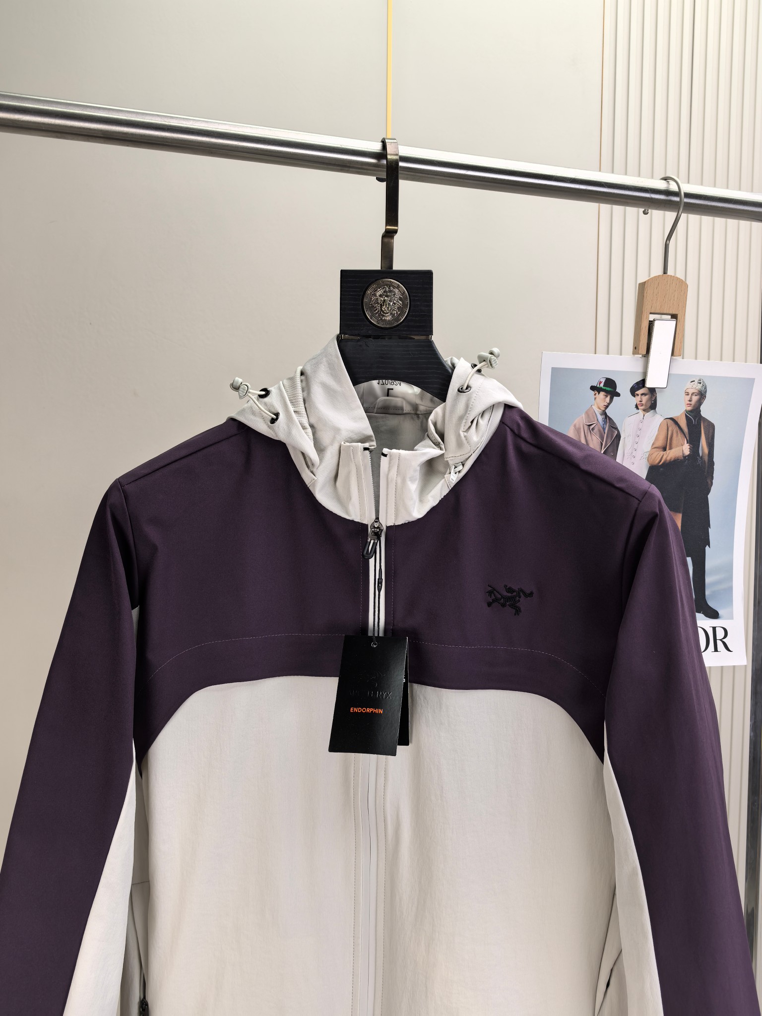 始祖鸟。2025最新款秋冬男士新品 防风防雨夹克冲锋衣！连帽外套更是秋冬衣橱里必不可少的一件！胸口刺绣L