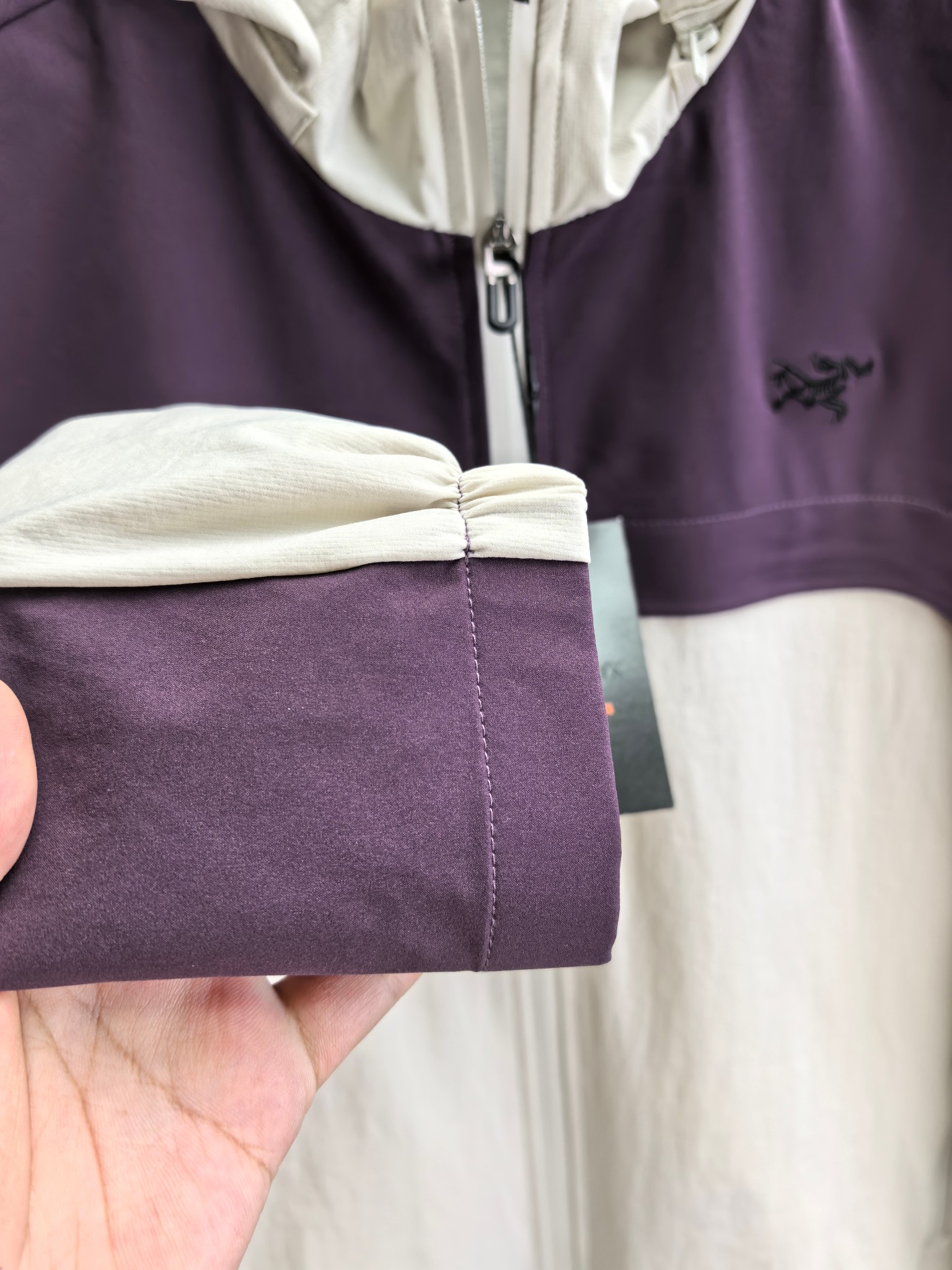 始祖鸟。2025最新款秋冬男士新品 防风防雨夹克冲锋衣！连帽外套更是秋冬衣橱里必不可少的一件！胸口刺绣L