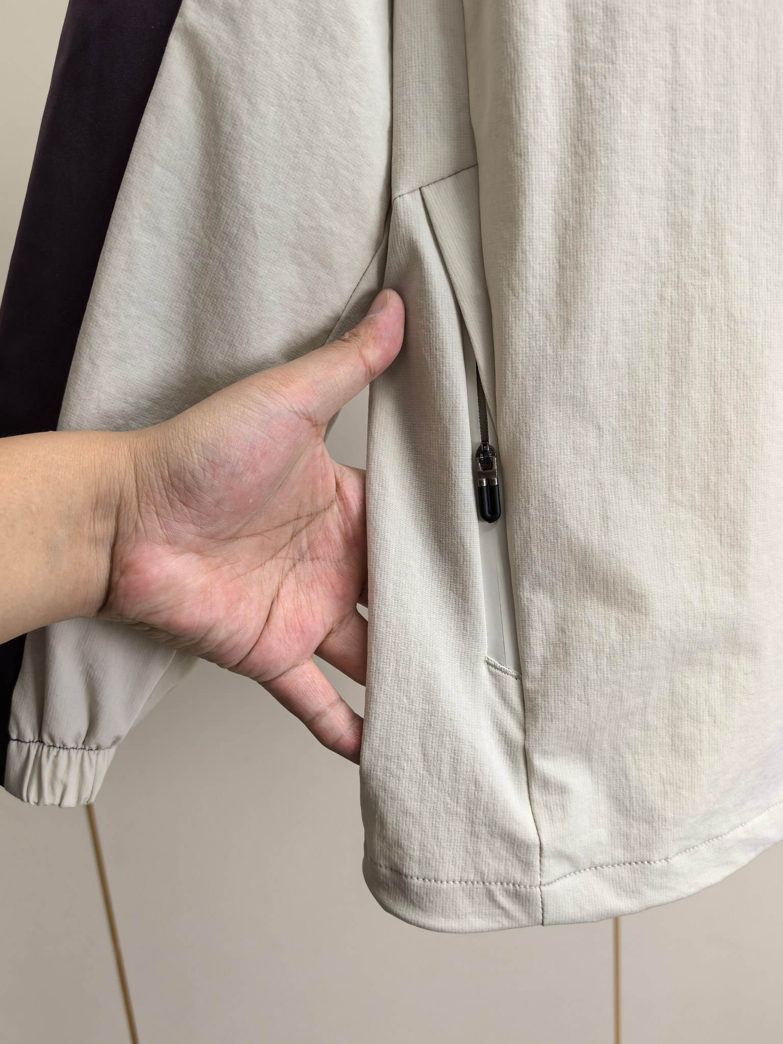 始祖鸟。2025最新款秋冬男士新品 防风防雨夹克冲锋衣！连帽外套更是秋冬衣橱里必不可少的一件！胸口刺绣L