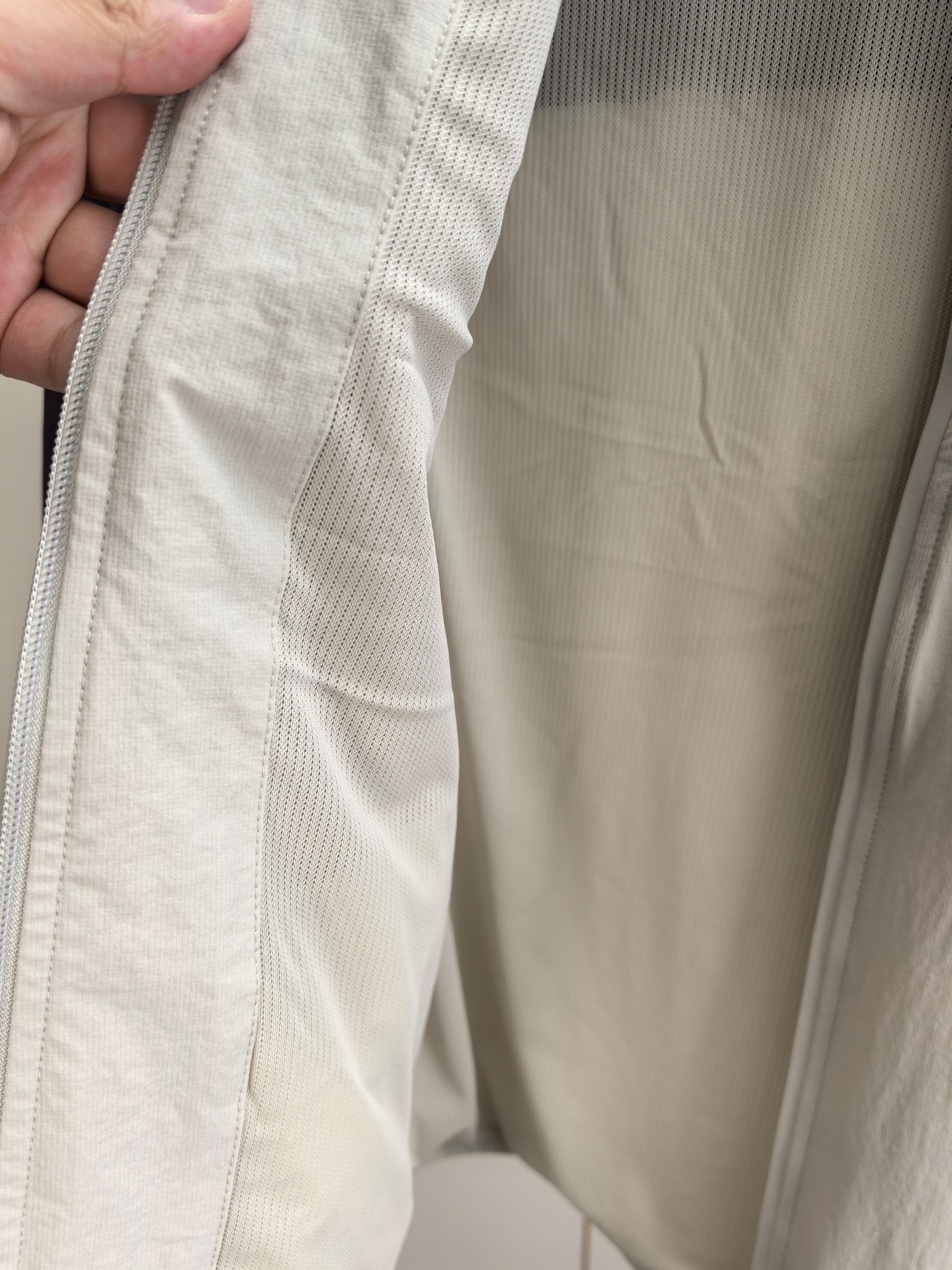 始祖鸟。2025最新款秋冬男士新品 防风防雨夹克冲锋衣！连帽外套更是秋冬衣橱里必不可少的一件！胸口刺绣L