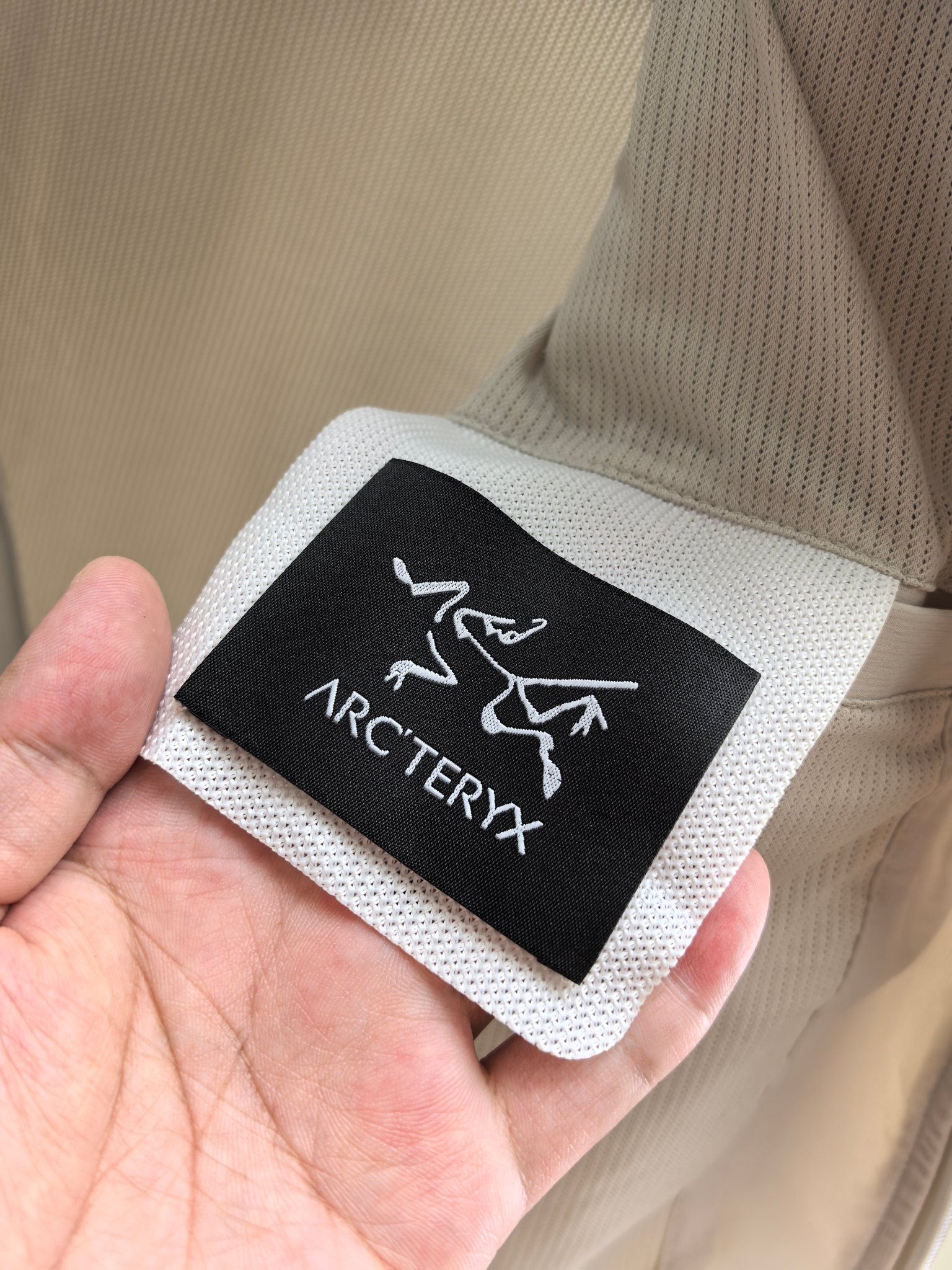 始祖鸟。2025最新款秋冬男士新品 防风防雨夹克冲锋衣！连帽外套更是秋冬衣橱里必不可少的一件！胸口刺绣L