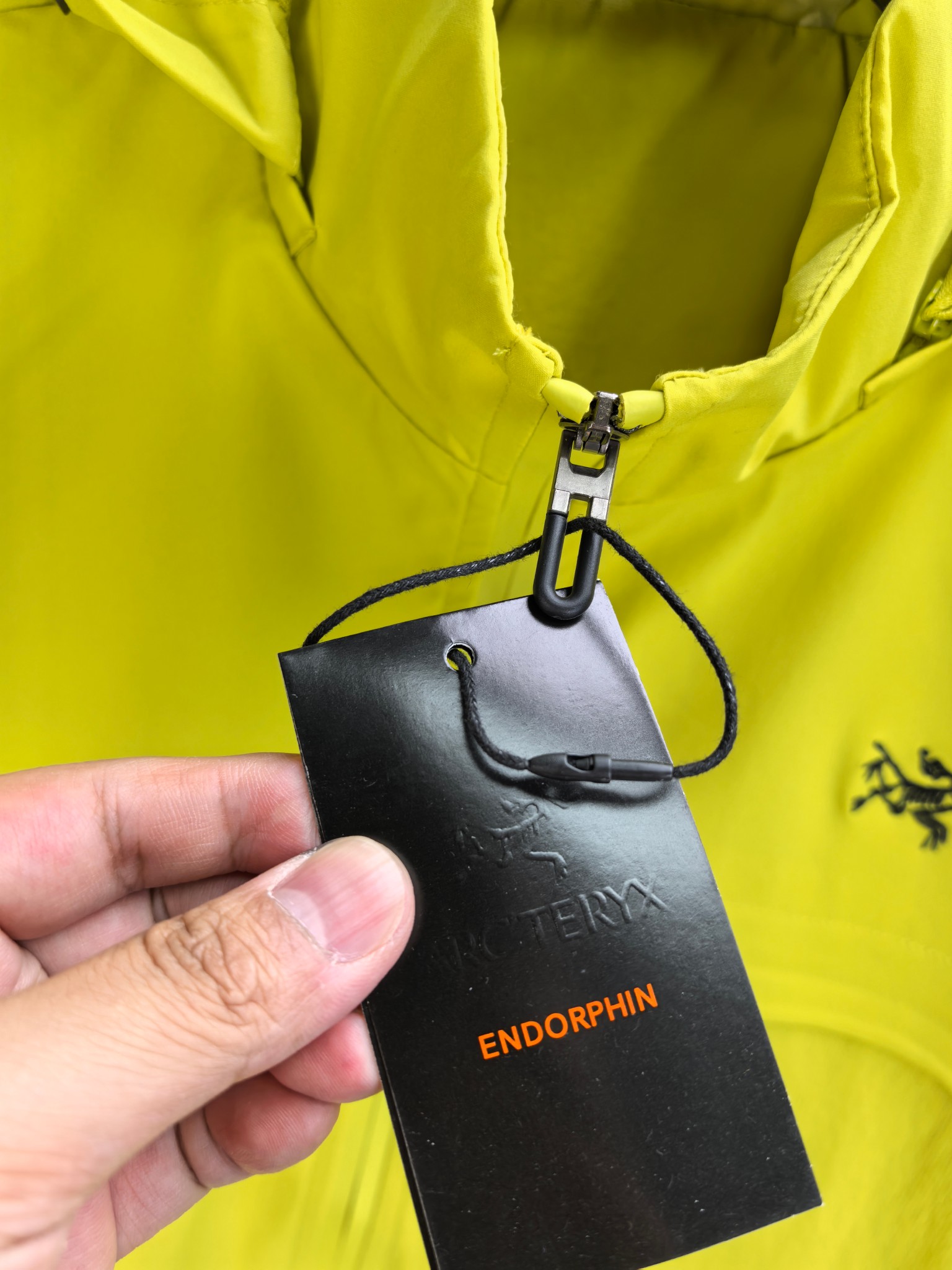 始祖鸟。2025最新款秋冬男士新品 防风防雨夹克冲锋衣！连帽外套更是秋冬衣橱里必不可少的一件！胸口刺绣L