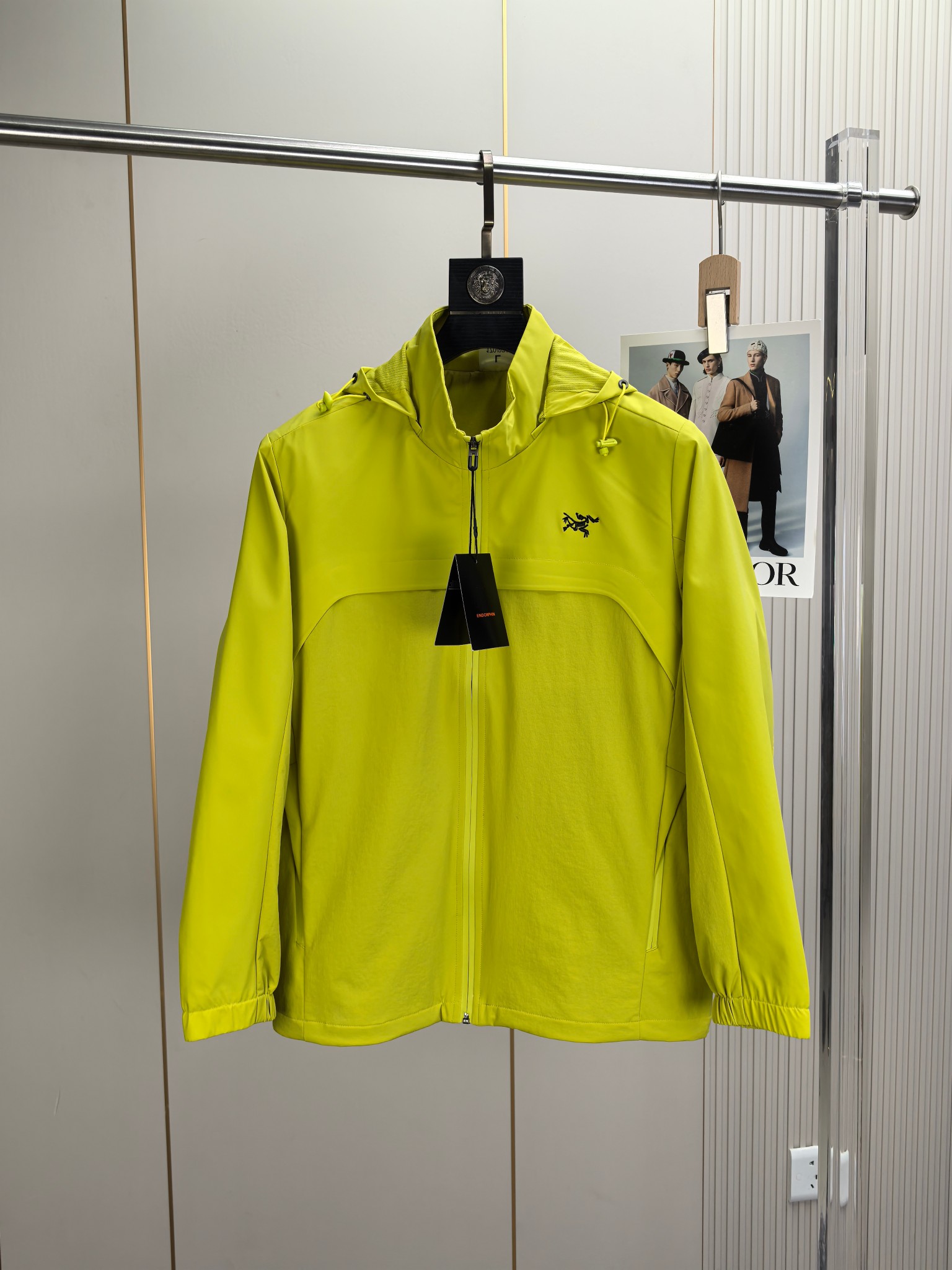 始祖鸟。2025最新款秋冬男士新品 防风防雨夹克冲锋衣！连帽外套更是秋冬衣橱里必不可少的一件！胸口刺绣L