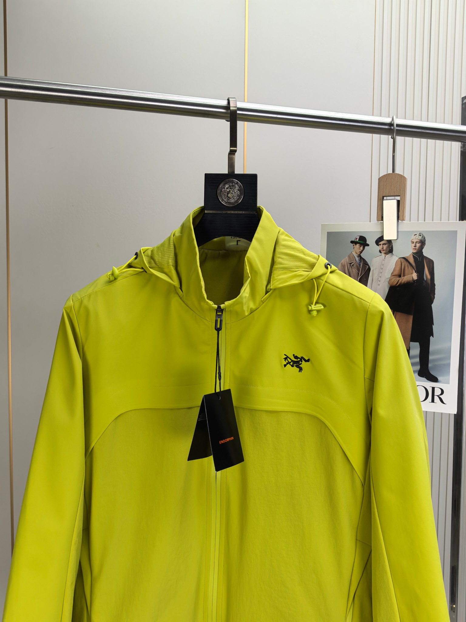 始祖鸟。2025最新款秋冬男士新品 防风防雨夹克冲锋衣！连帽外套更是秋冬衣橱里必不可少的一件！胸口刺绣L