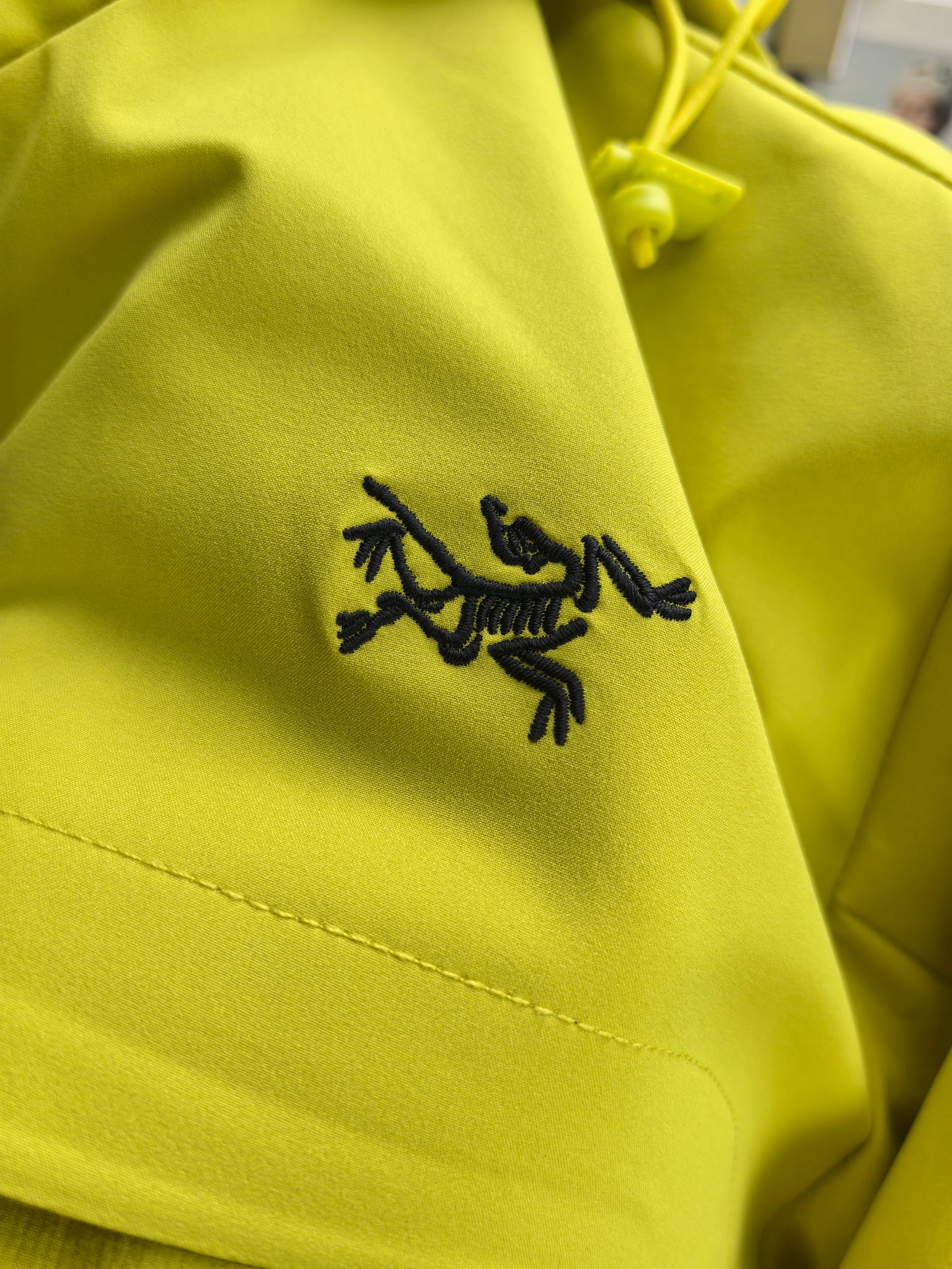 始祖鸟。2025最新款秋冬男士新品 防风防雨夹克冲锋衣！连帽外套更是秋冬衣橱里必不可少的一件！胸口刺绣L