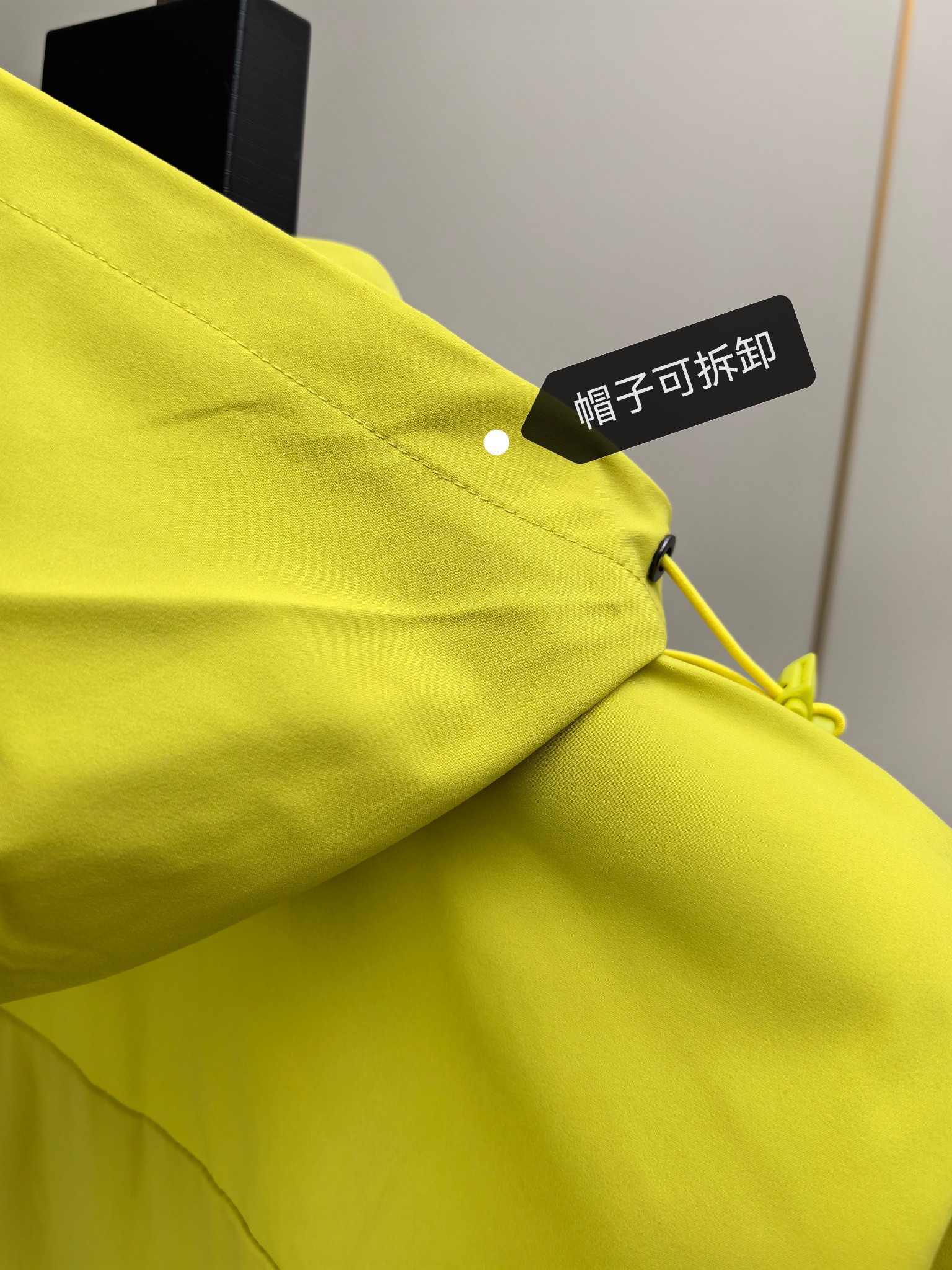 始祖鸟。2025最新款秋冬男士新品 防风防雨夹克冲锋衣！连帽外套更是秋冬衣橱里必不可少的一件！胸口刺绣L