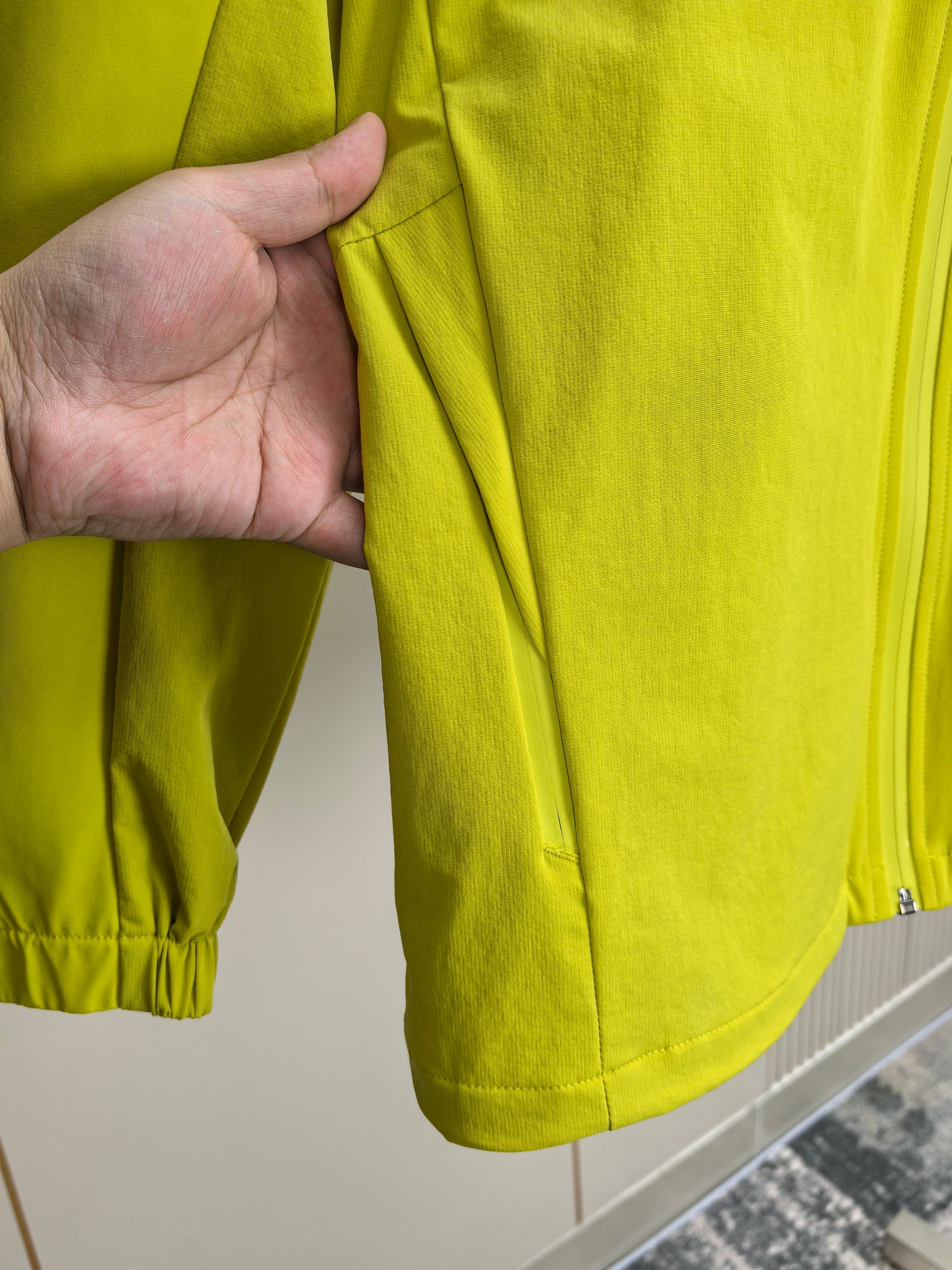 始祖鸟。2025最新款秋冬男士新品 防风防雨夹克冲锋衣！连帽外套更是秋冬衣橱里必不可少的一件！胸口刺绣L