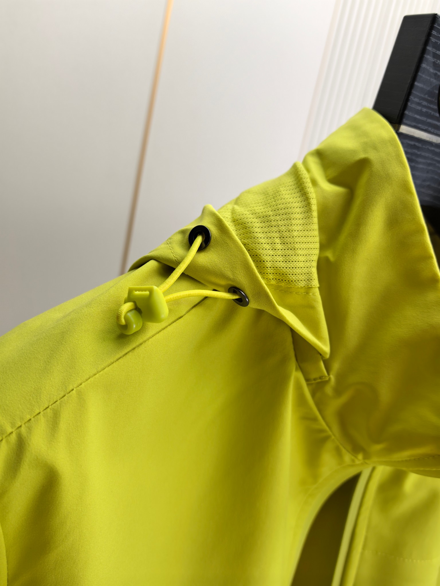 始祖鸟。2025最新款秋冬男士新品 防风防雨夹克冲锋衣！连帽外套更是秋冬衣橱里必不可少的一件！胸口刺绣L