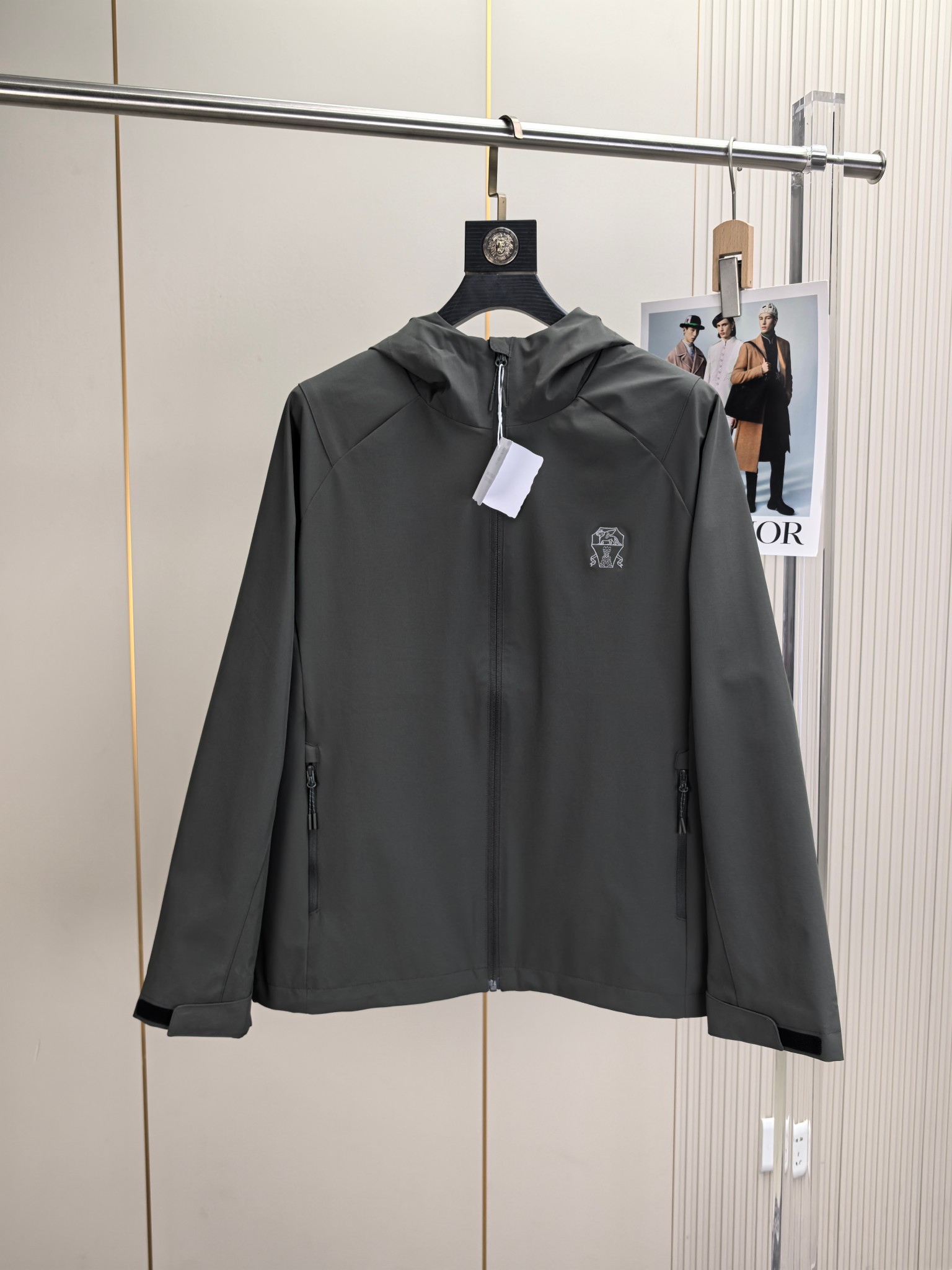 BC。2025最新款秋冬男士新品 防风防雨夹克冲锋衣！连帽外套更是秋冬衣橱里必不可少的一件！胸口刺绣LO