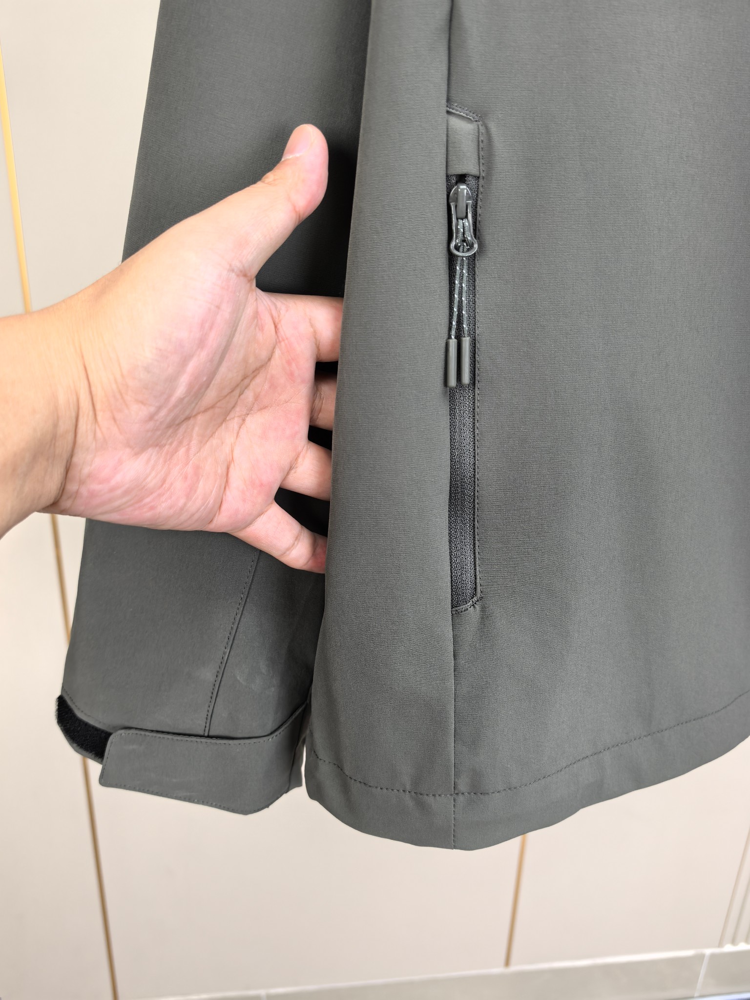 BC。2025最新款秋冬男士新品 防风防雨夹克冲锋衣！连帽外套更是秋冬衣橱里必不可少的一件！胸口刺绣LO
