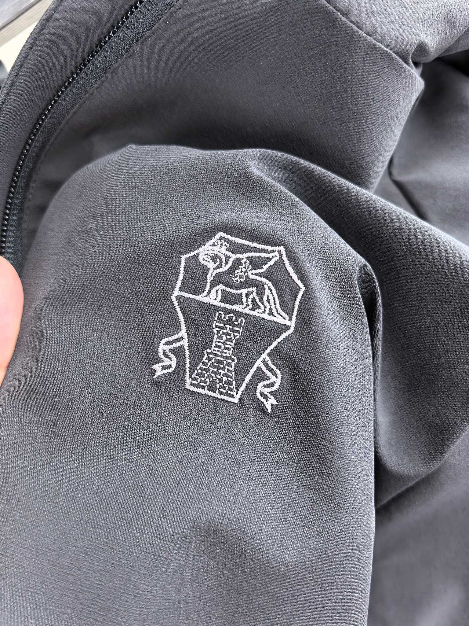 BC。2025最新款秋冬男士新品 防风防雨夹克冲锋衣！连帽外套更是秋冬衣橱里必不可少的一件！胸口刺绣LO