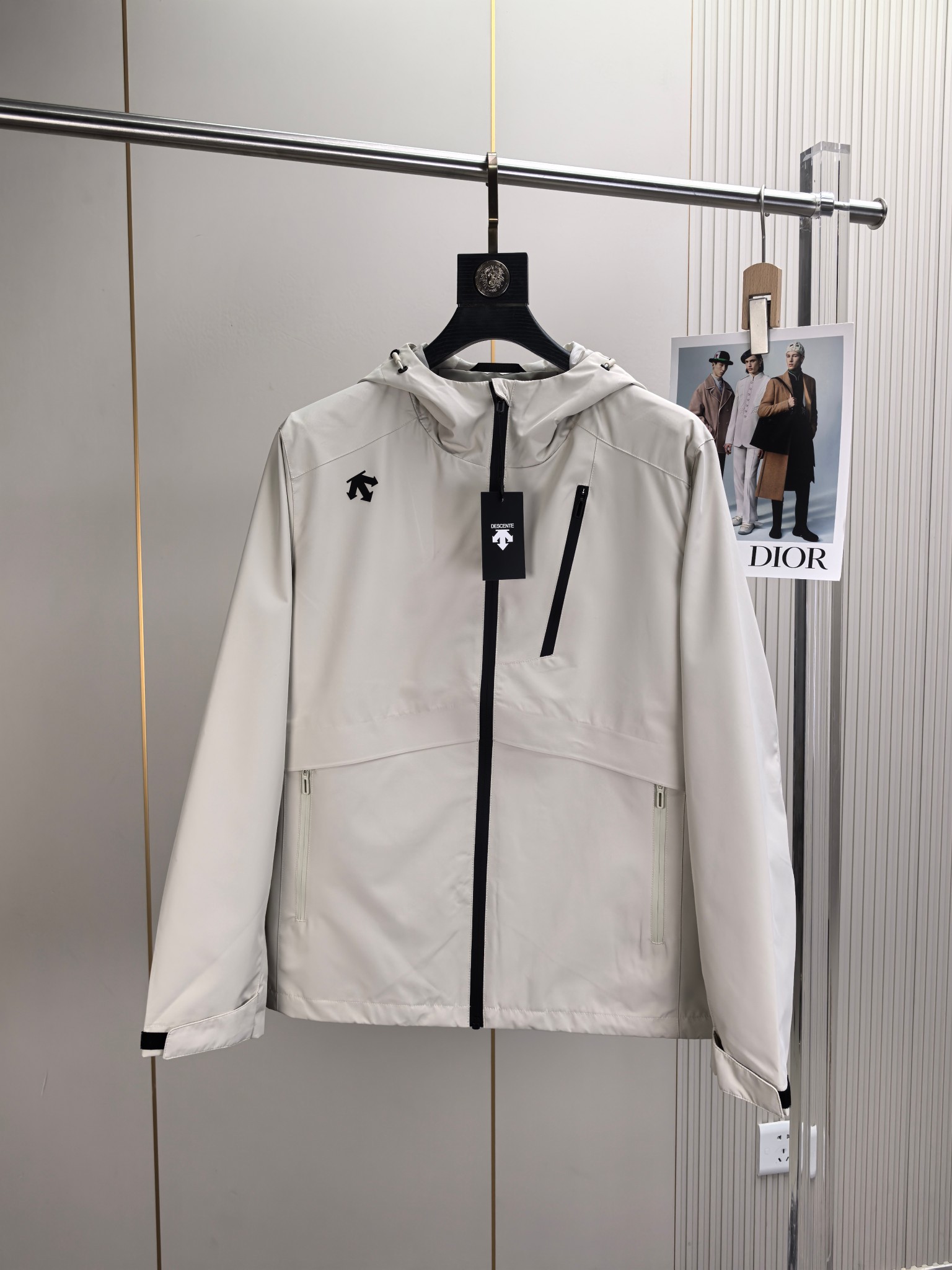 迪桑特。2025最新款秋冬男士新品 防风防雨夹克冲锋衣！连帽外套更是秋冬衣橱里必不可少的一件！胸口刺绣L