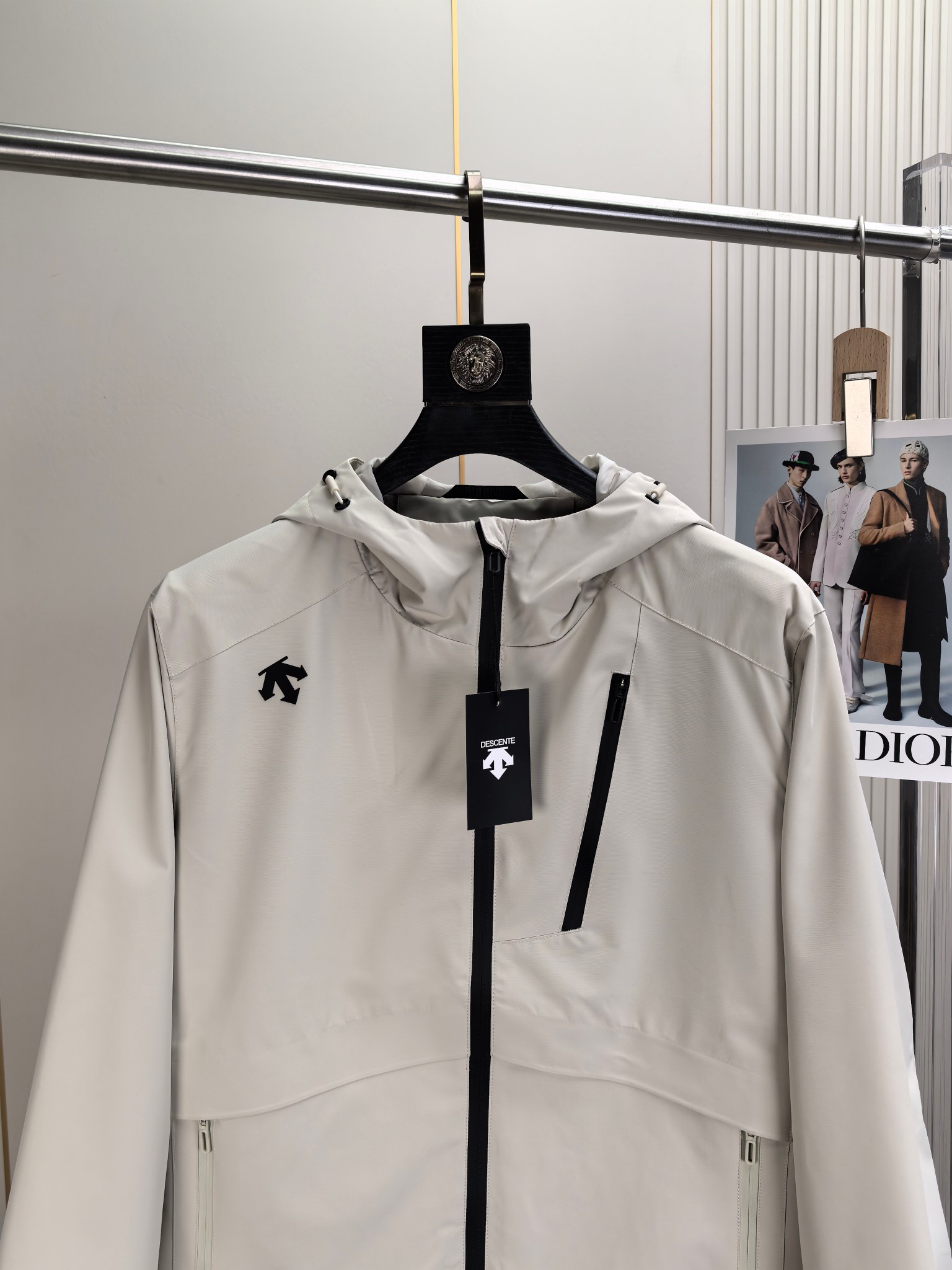 迪桑特。2025最新款秋冬男士新品 防风防雨夹克冲锋衣！连帽外套更是秋冬衣橱里必不可少的一件！胸口刺绣L